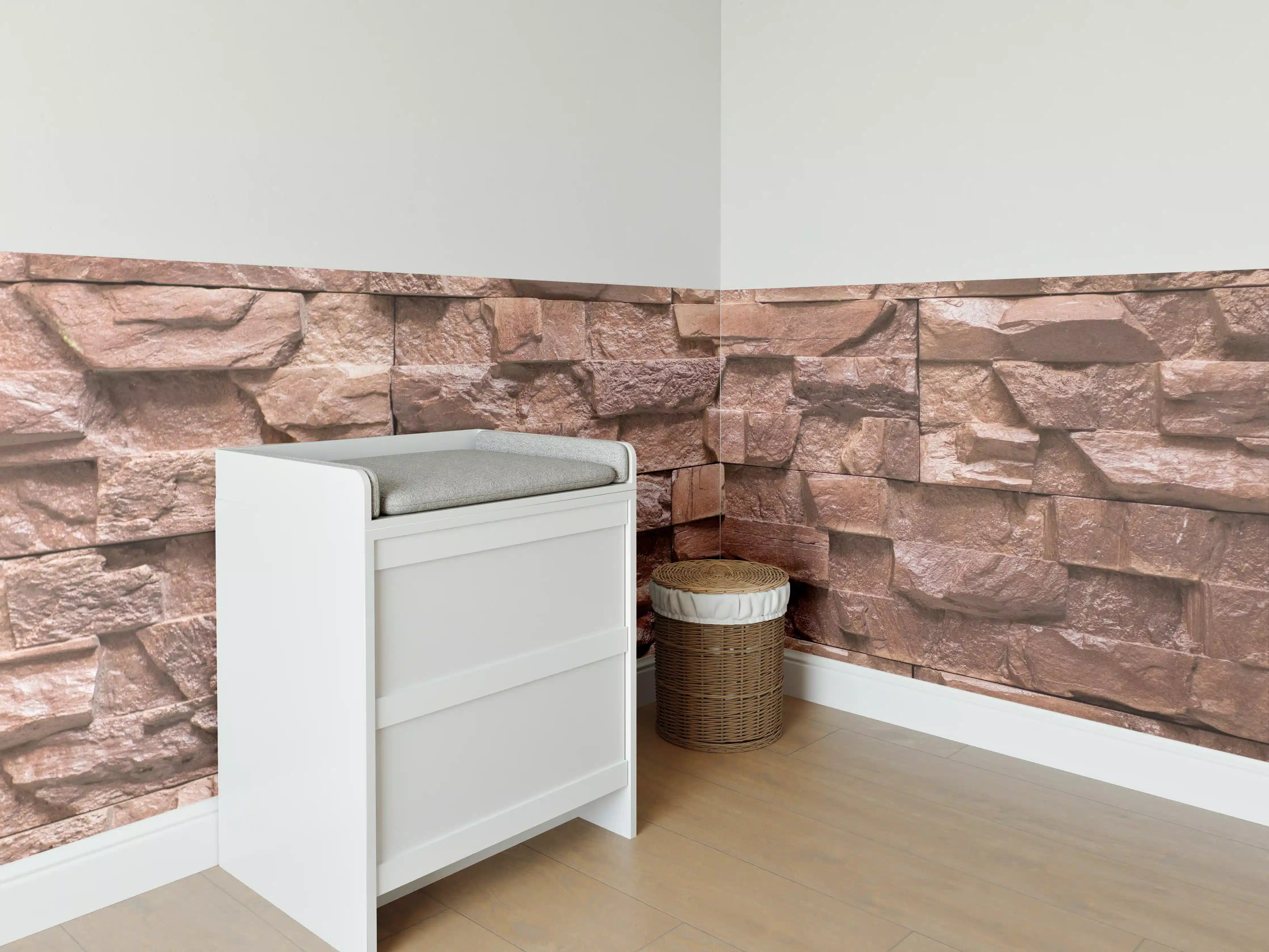 Babyzimmer Wandgestaltung - Natursteinmauer in warmen Rottönen