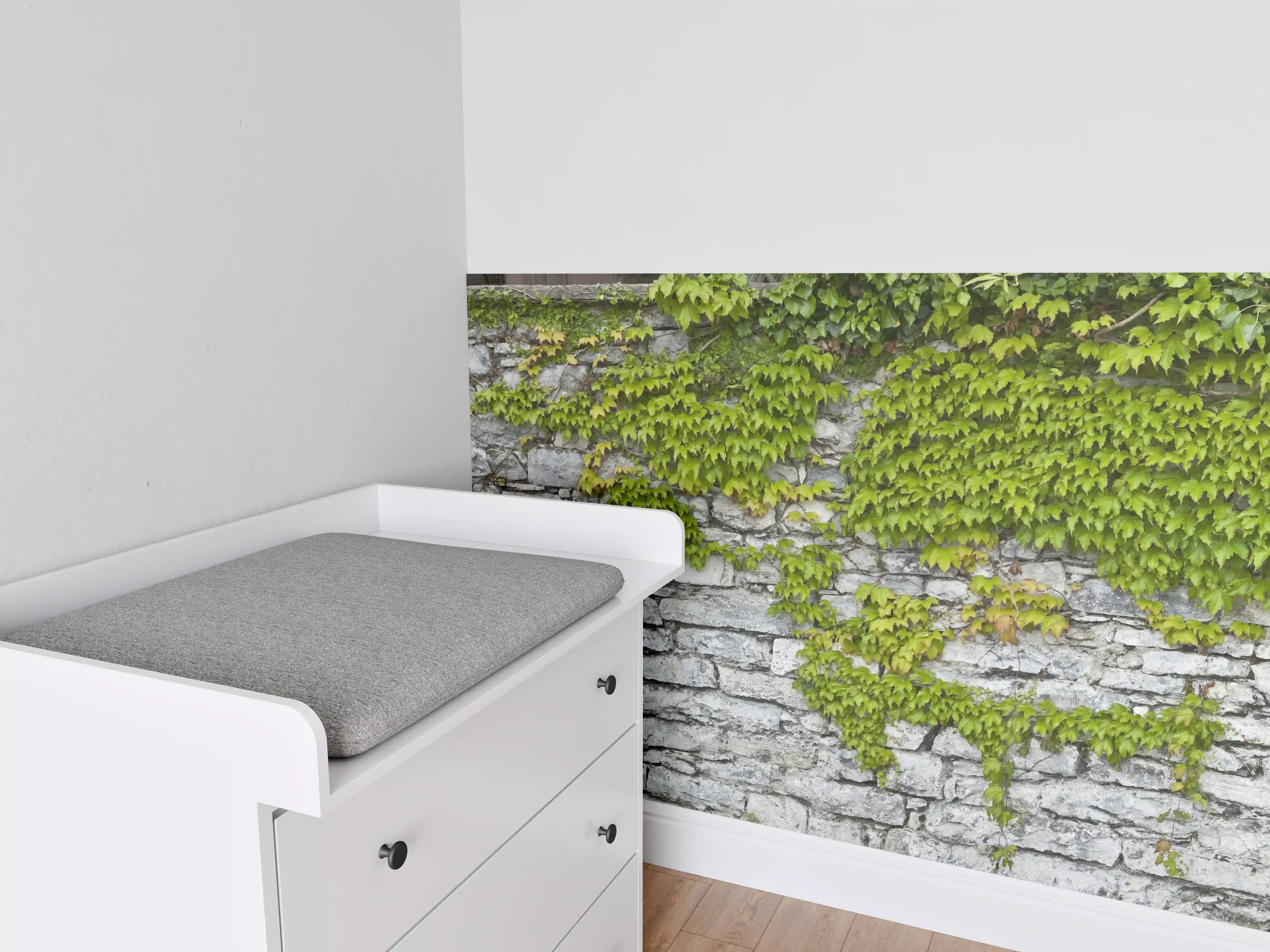 Babyzimmer Wandgestaltung - Natursteinmauer mit Weinlaub