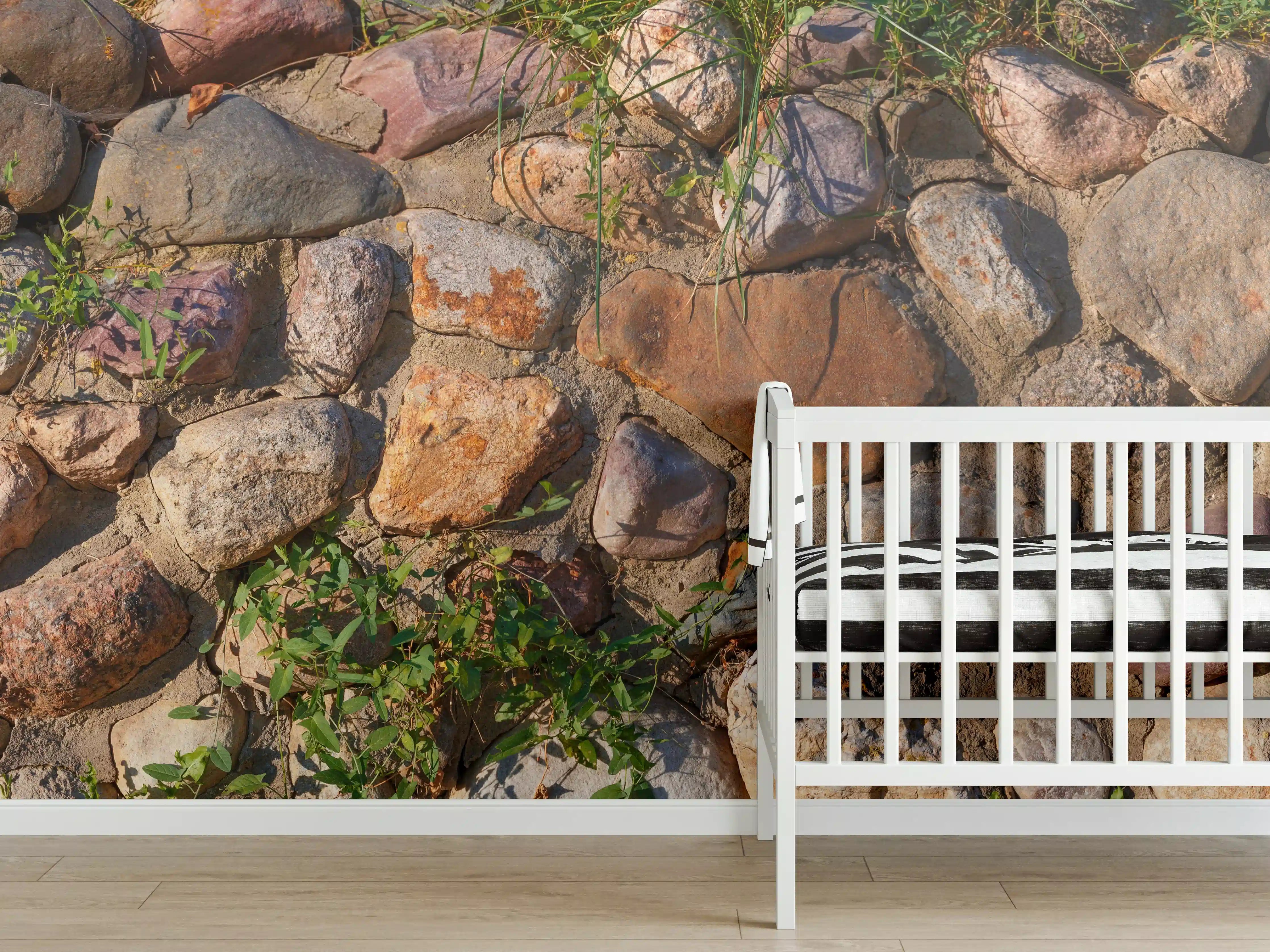 Babyzimmer Wandgestaltung - Natursteinmauer mit buntem Gestein