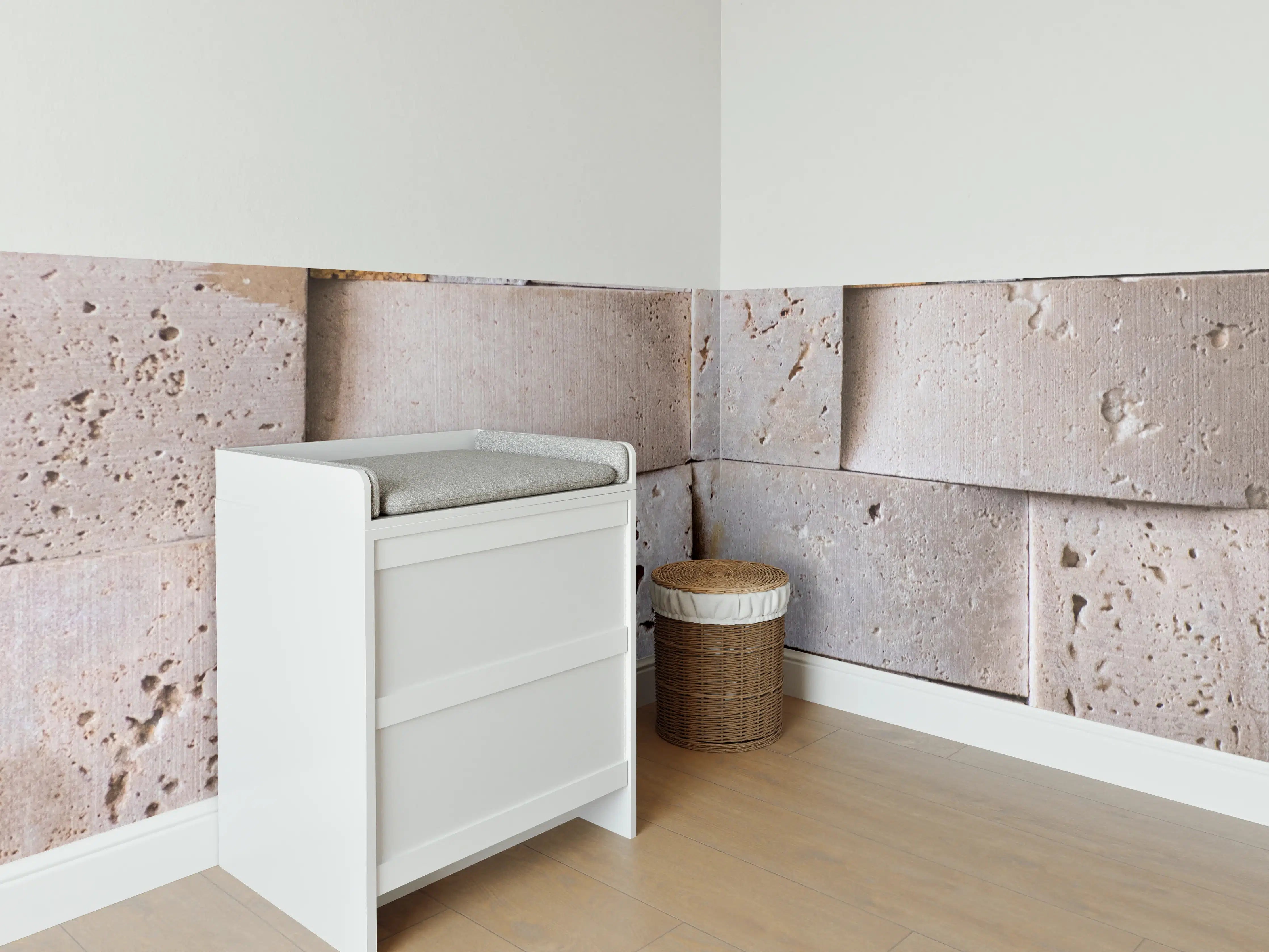 Babyzimmer Wandgestaltung - Natursteinmauer mit geometrischem Muster