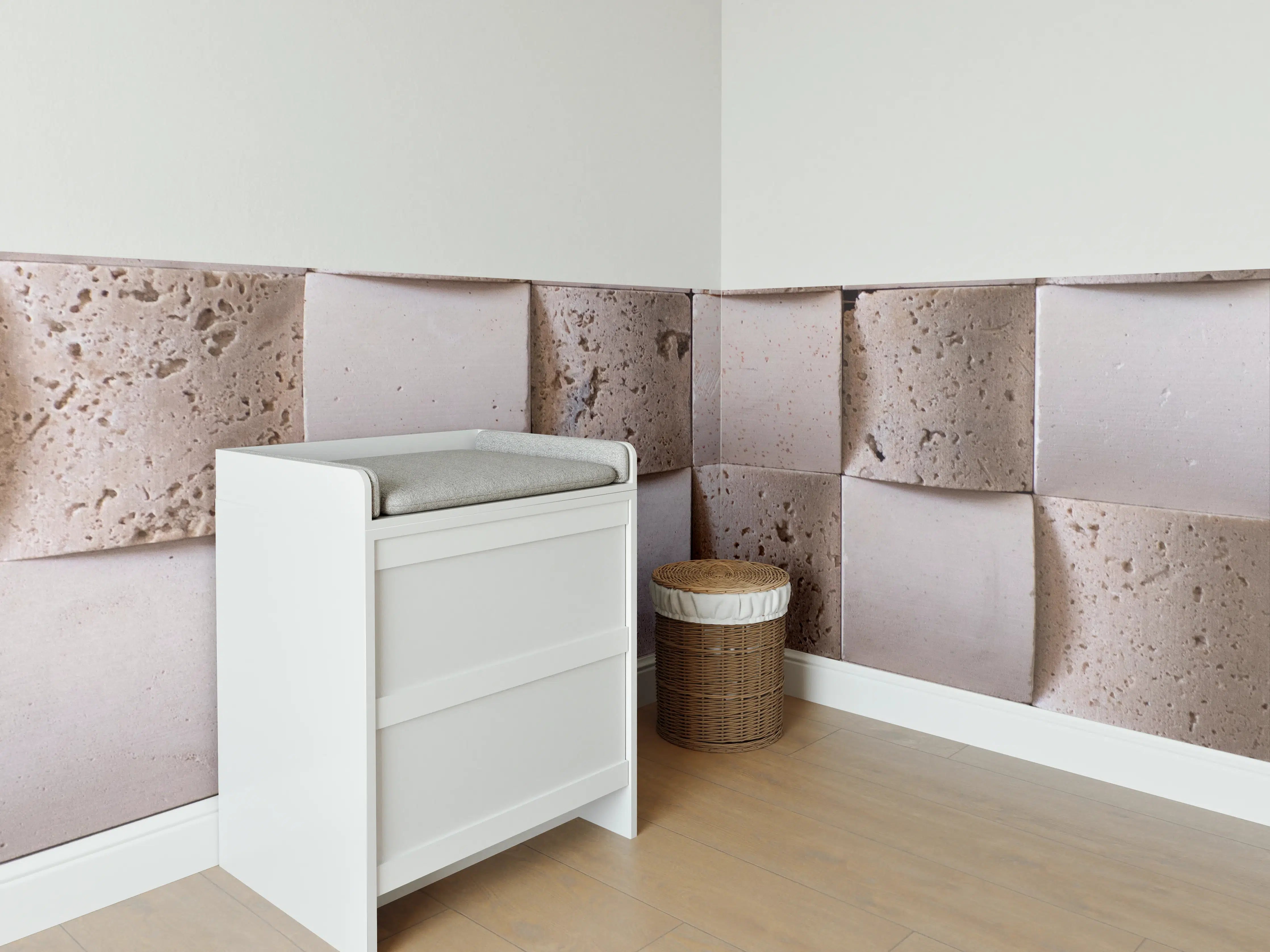 Babyzimmer Wandgestaltung - Natursteinwand mit Würfelformat