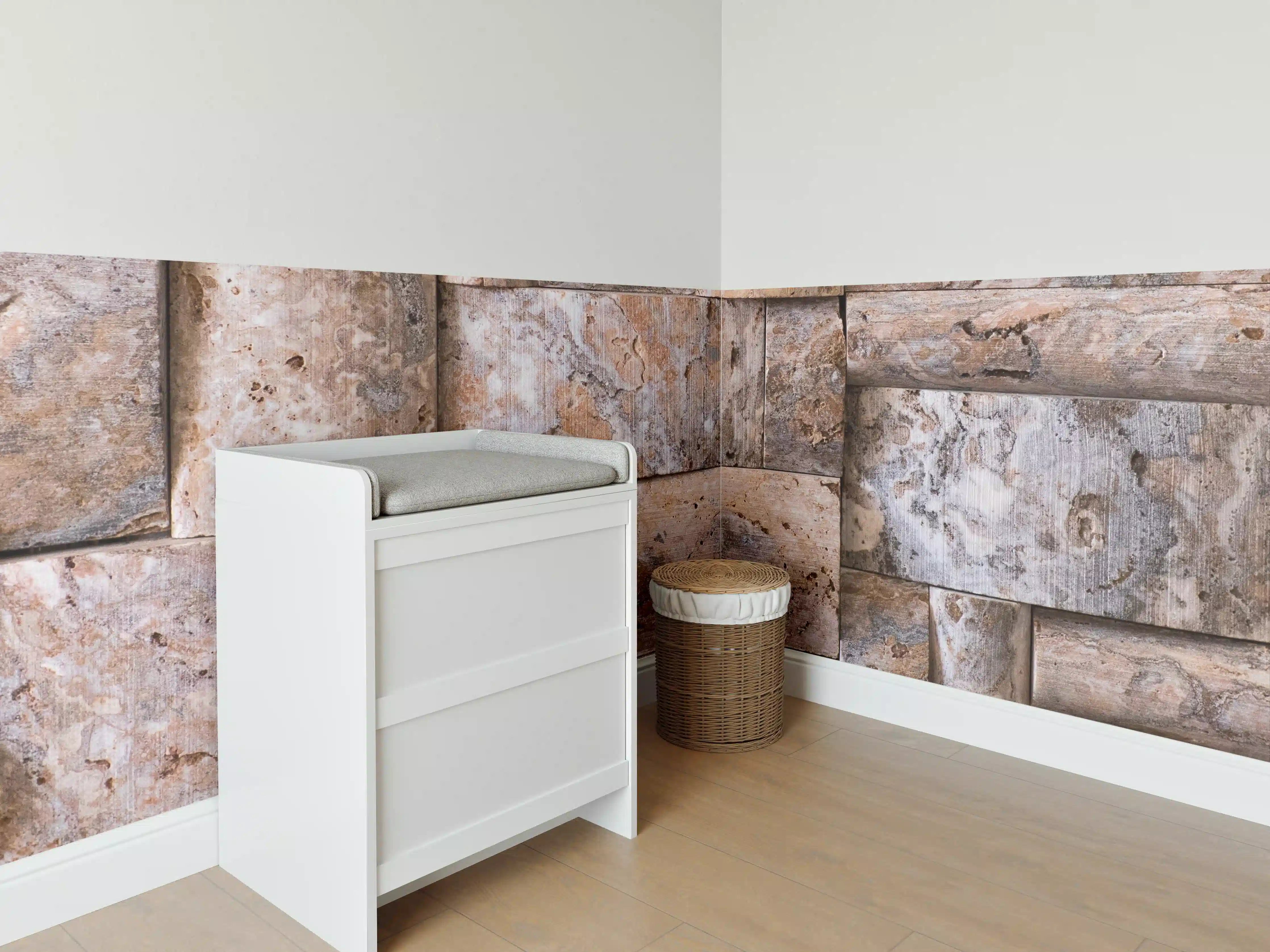 Babyzimmer Wandgestaltung - Natursteinwand mit warmen Erdtönen