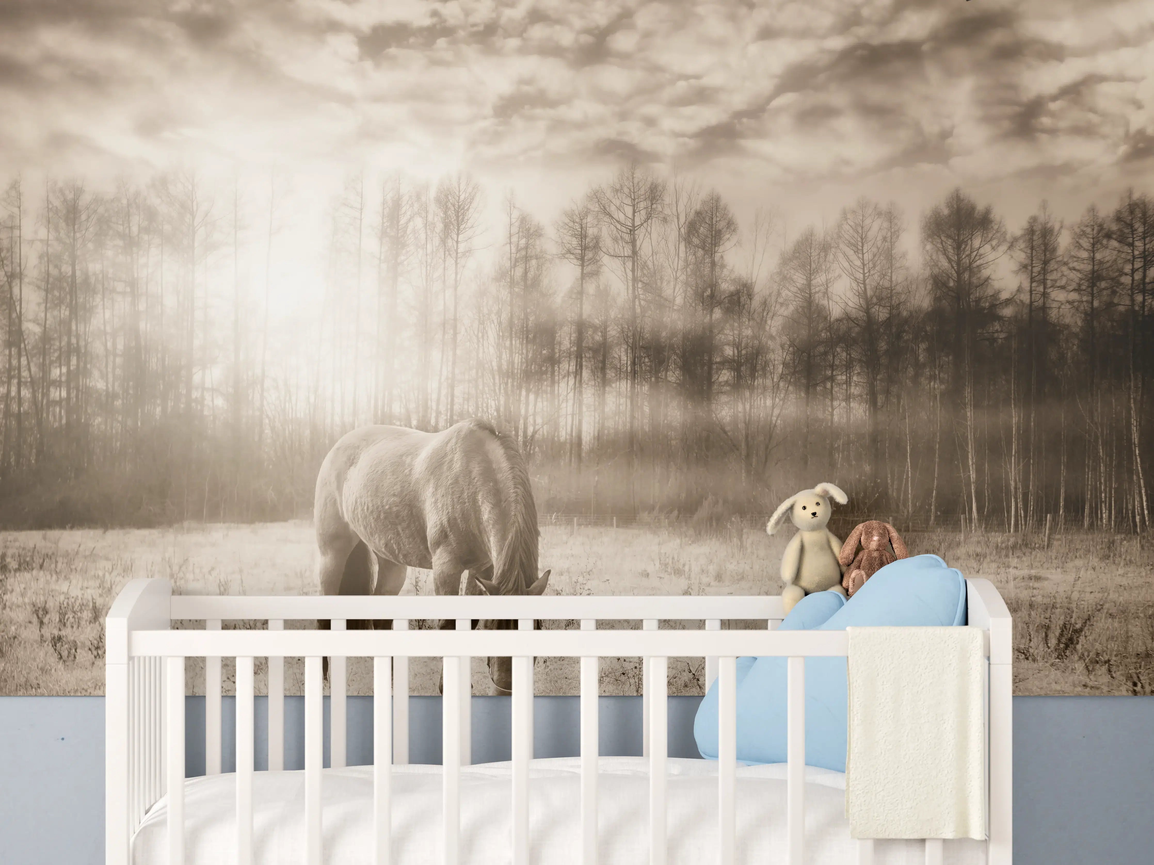 Babyzimmer Wandgestaltung - Nebelige Weide mit Pferd im Herbst