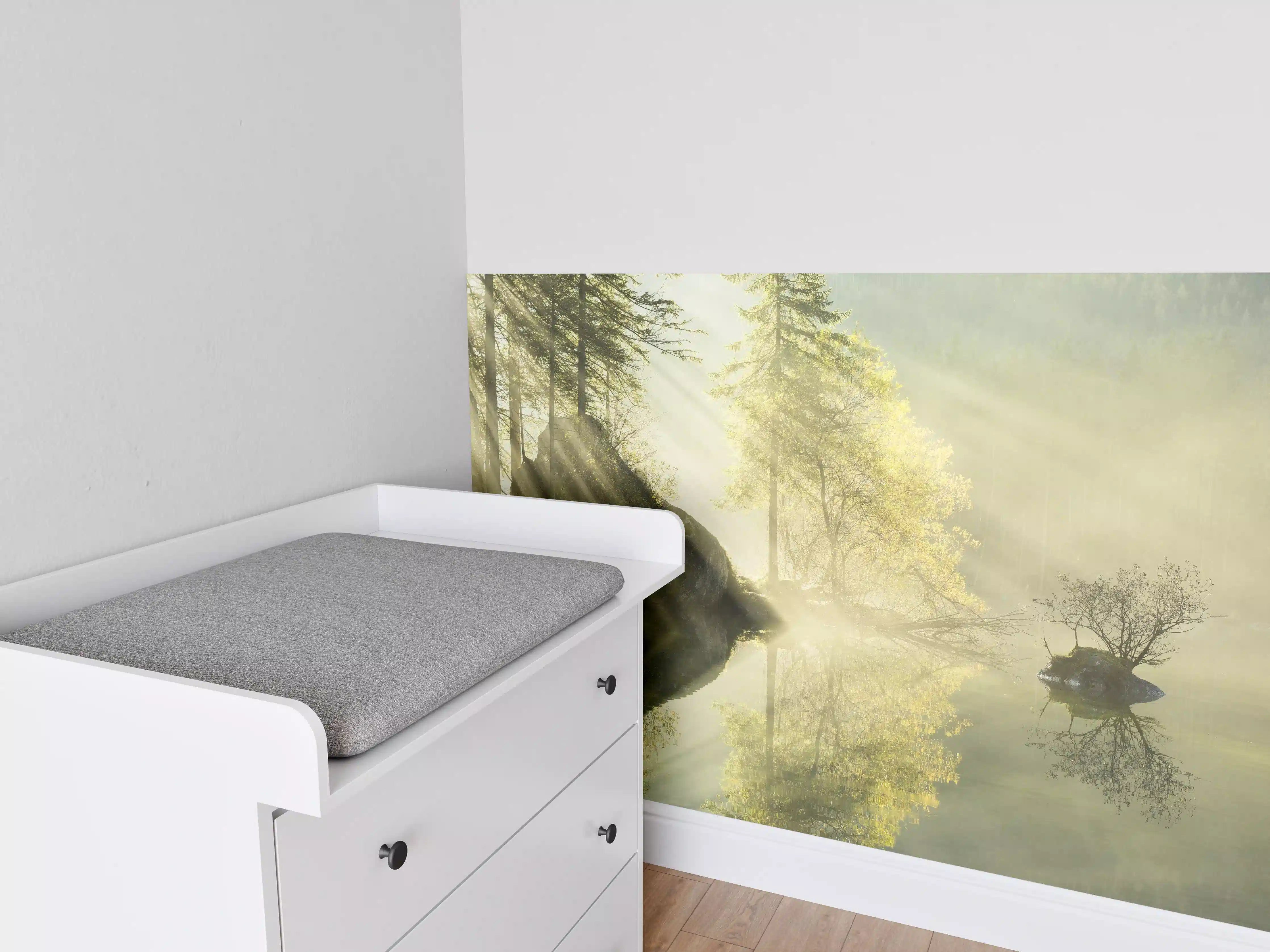 Babyzimmer Wandgestaltung - Nebeliger Waldsee bei Sonnenaufgang