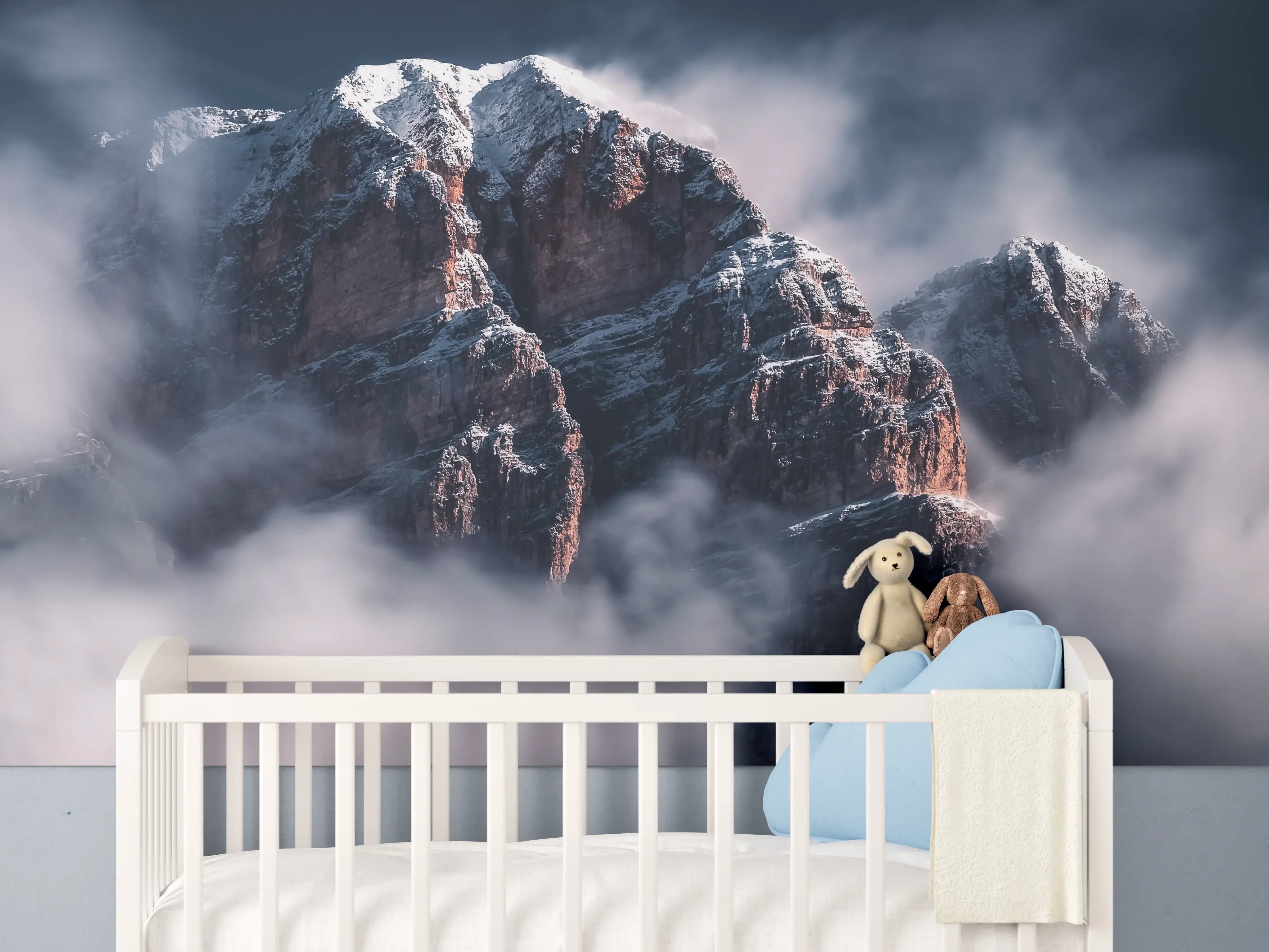 Babyzimmer Wandgestaltung - Nebelverhangene Berggipfel im Winter