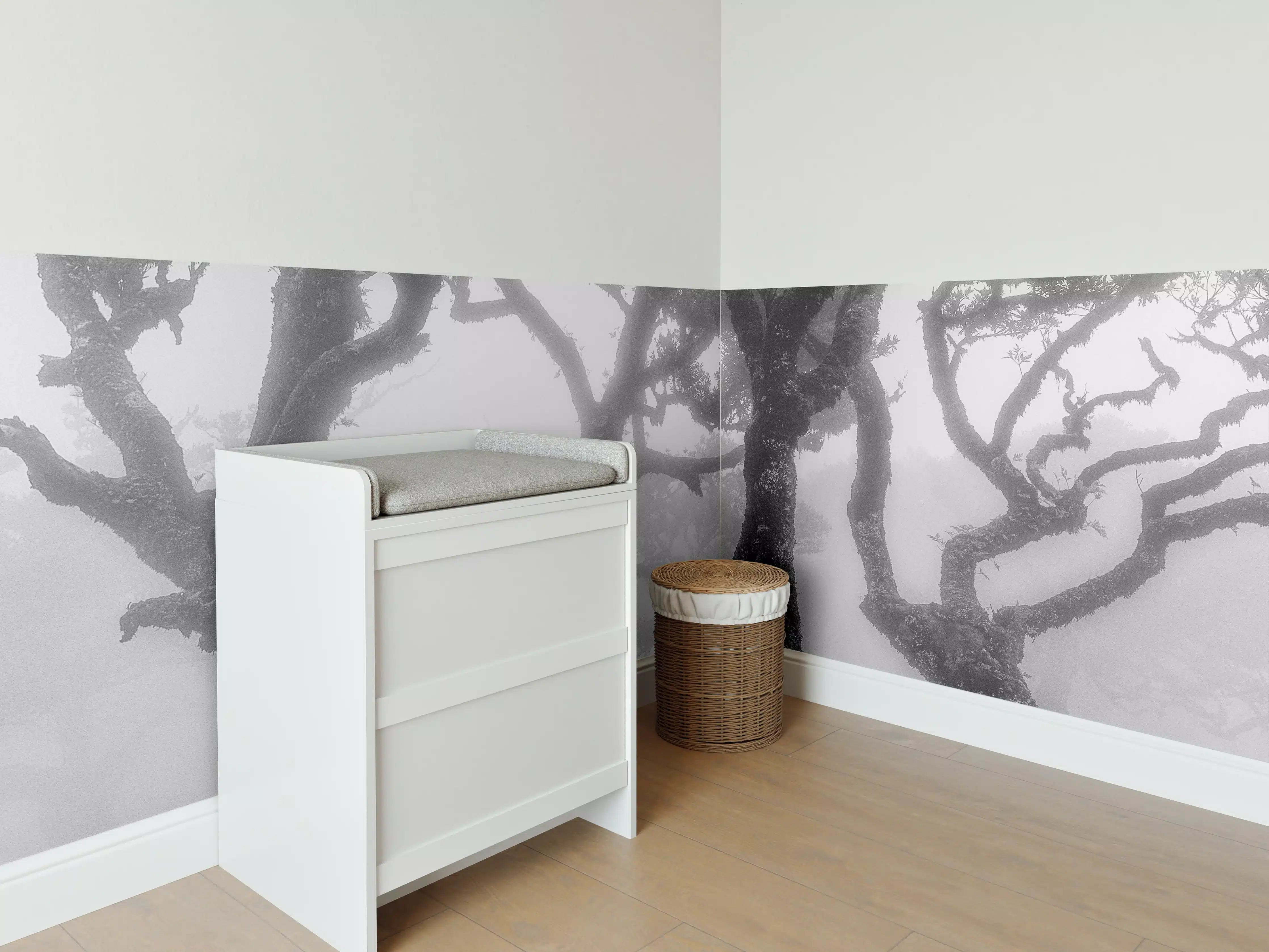 Babyzimmer Wandgestaltung - Nebelwald in Schwarz-Weiß