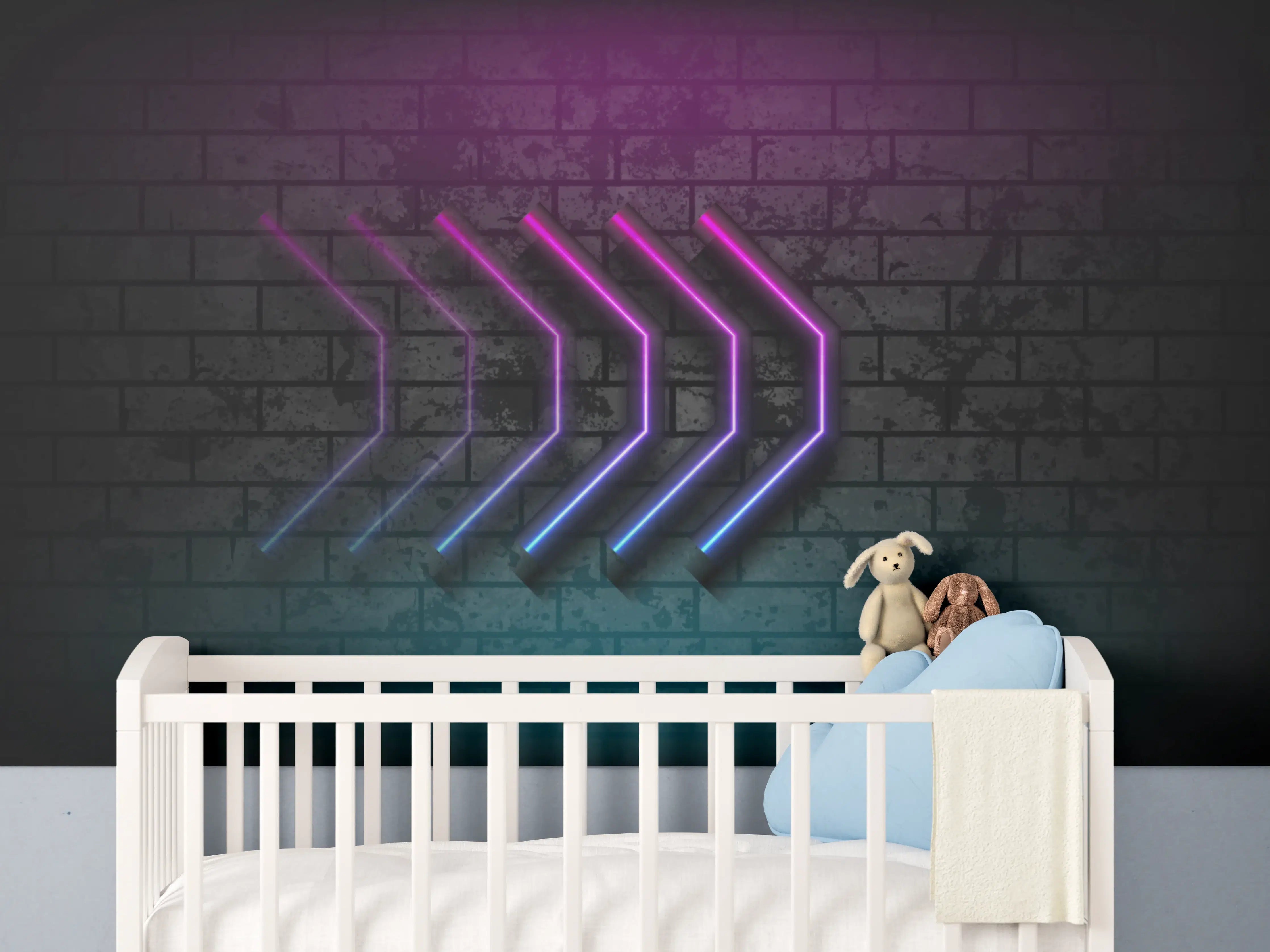 Babyzimmer Wandgestaltung - Neon-Arrows in purpur und blau vor Ziegelwand