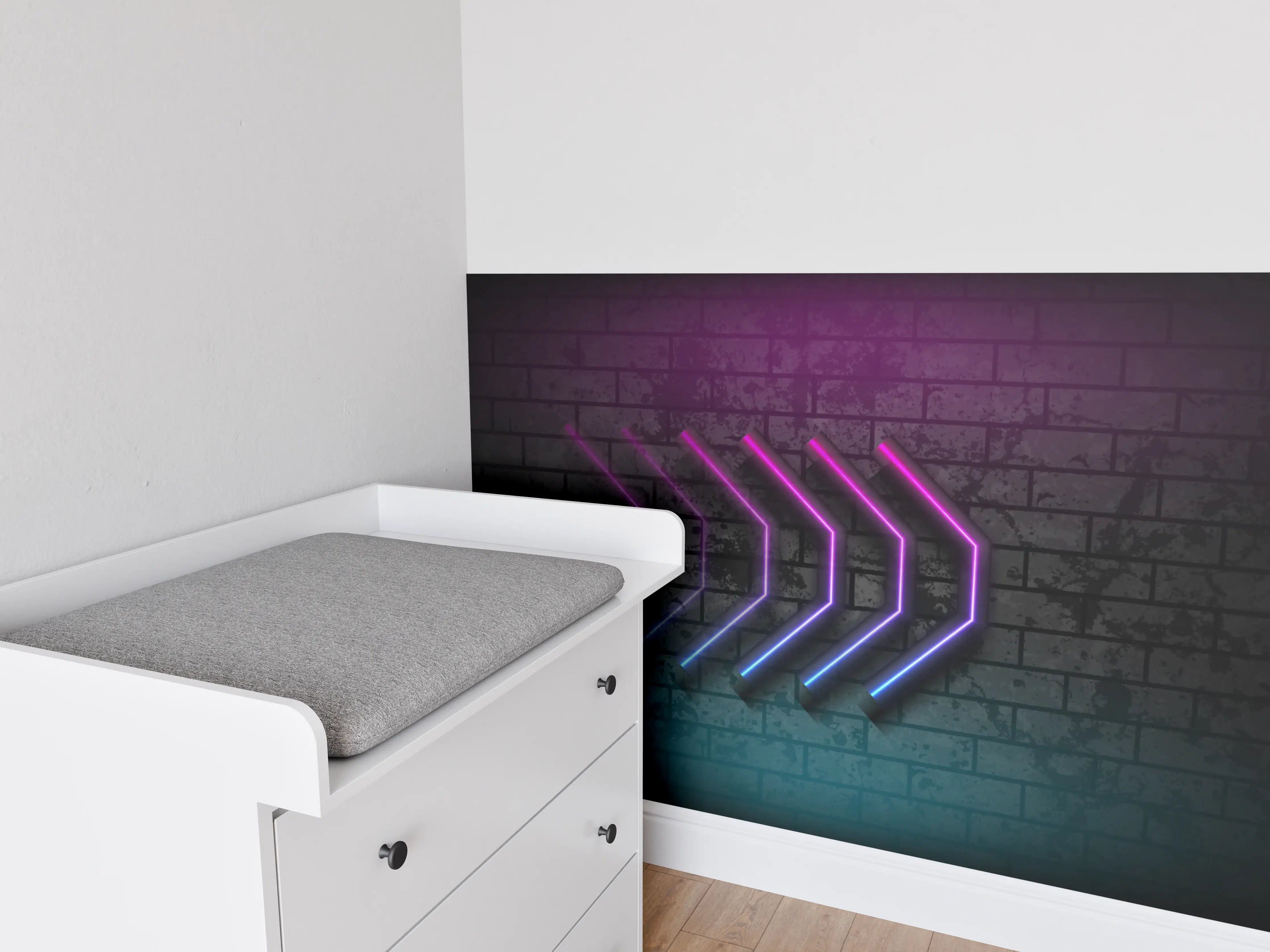 Babyzimmer Wandgestaltung - Neon-Arrows in purpur und blau vor Ziegelwand