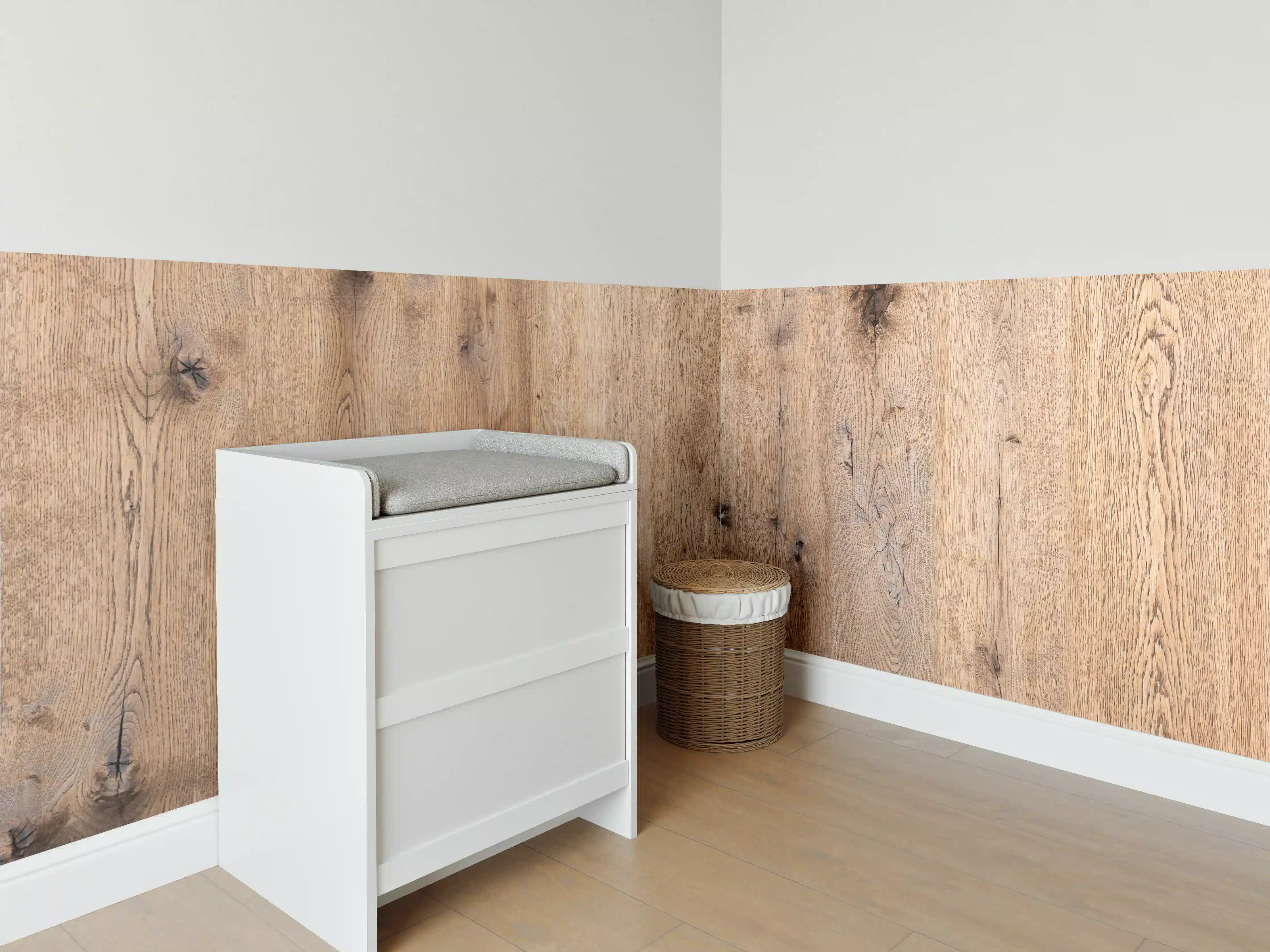 Babyzimmer Wandgestaltung - Organische Eichenholz-Struktur