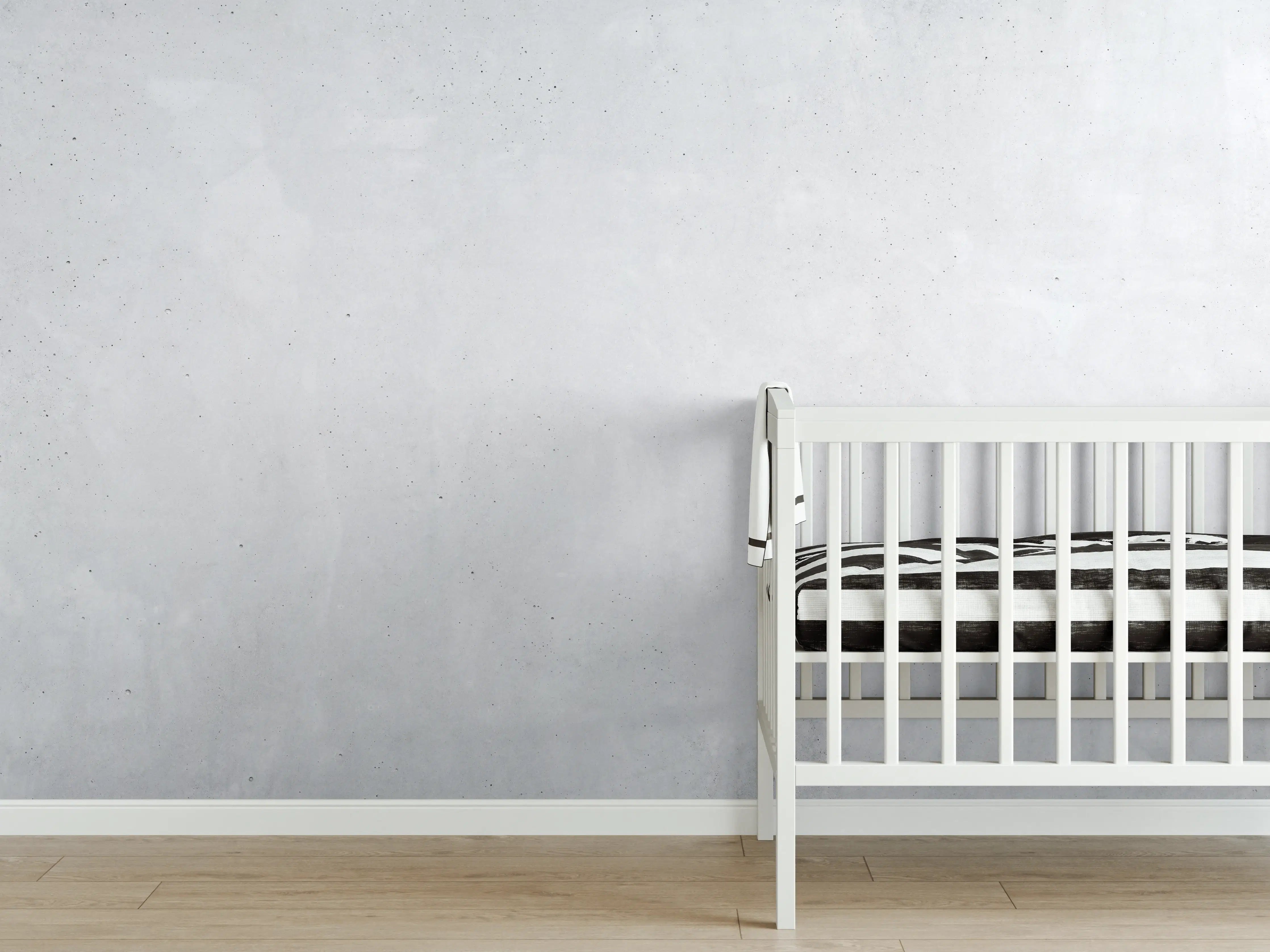 Babyzimmer Wandgestaltung - Panorama einer glatten grauen Betonwand