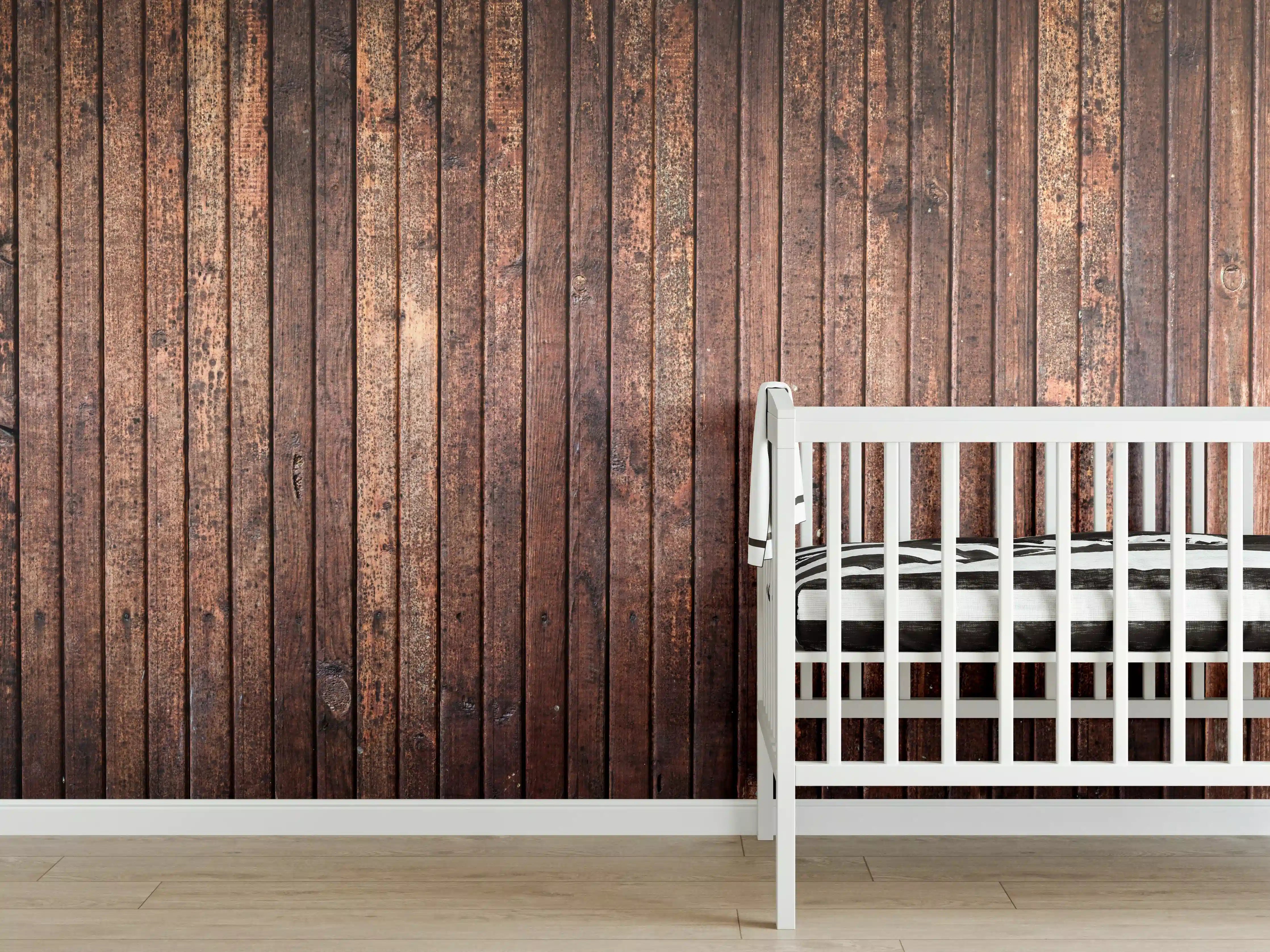 Babyzimmer Wandgestaltung - Panoramahintergrund aus vertikalen schmalen Holzplatten