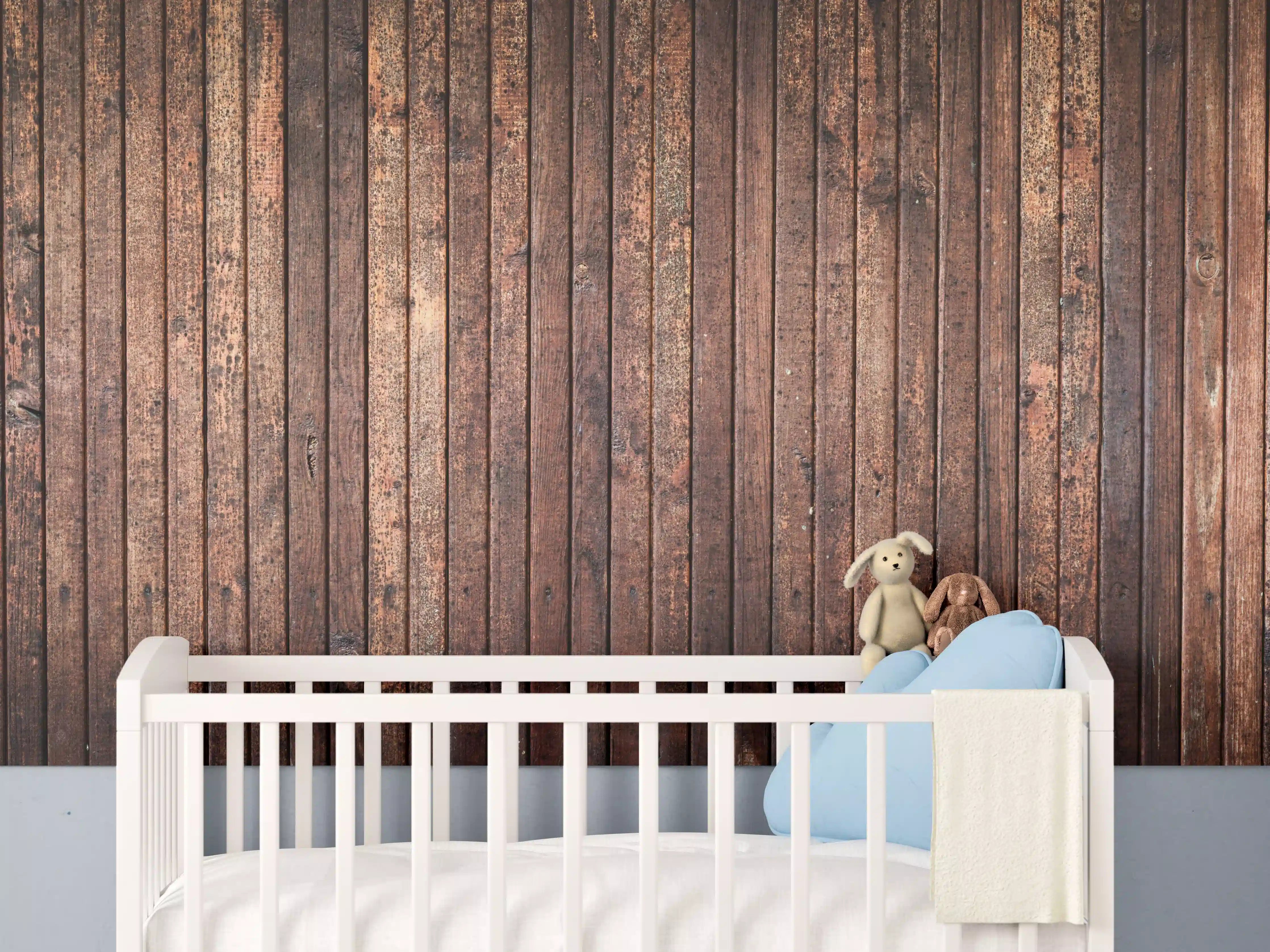 Babyzimmer Wandgestaltung - Panoramahintergrund aus vertikalen schmalen Holzplatten