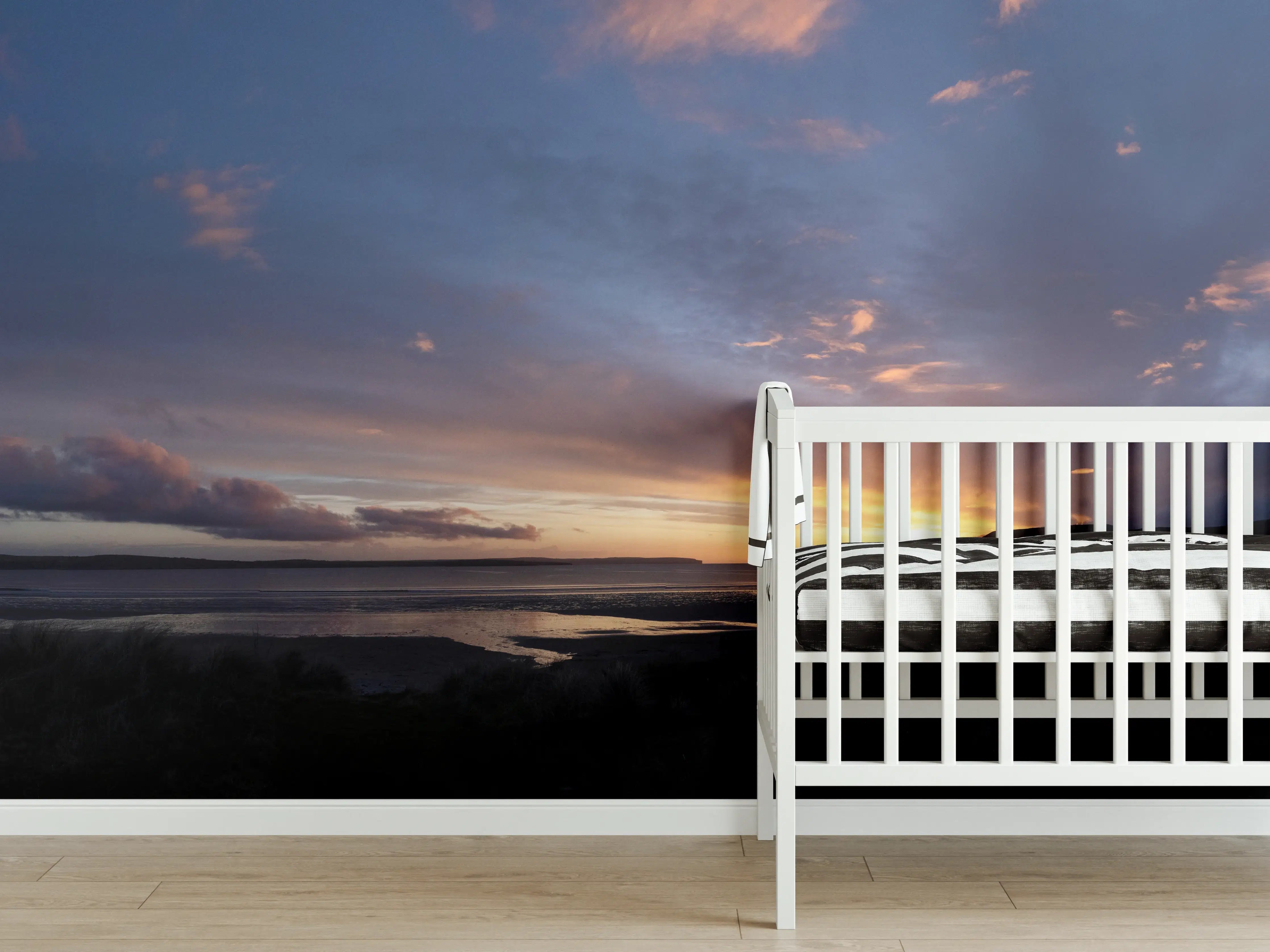 Babyzimmer Wandgestaltung - Panoramischer Sonnenuntergang über ruhigem Wasser