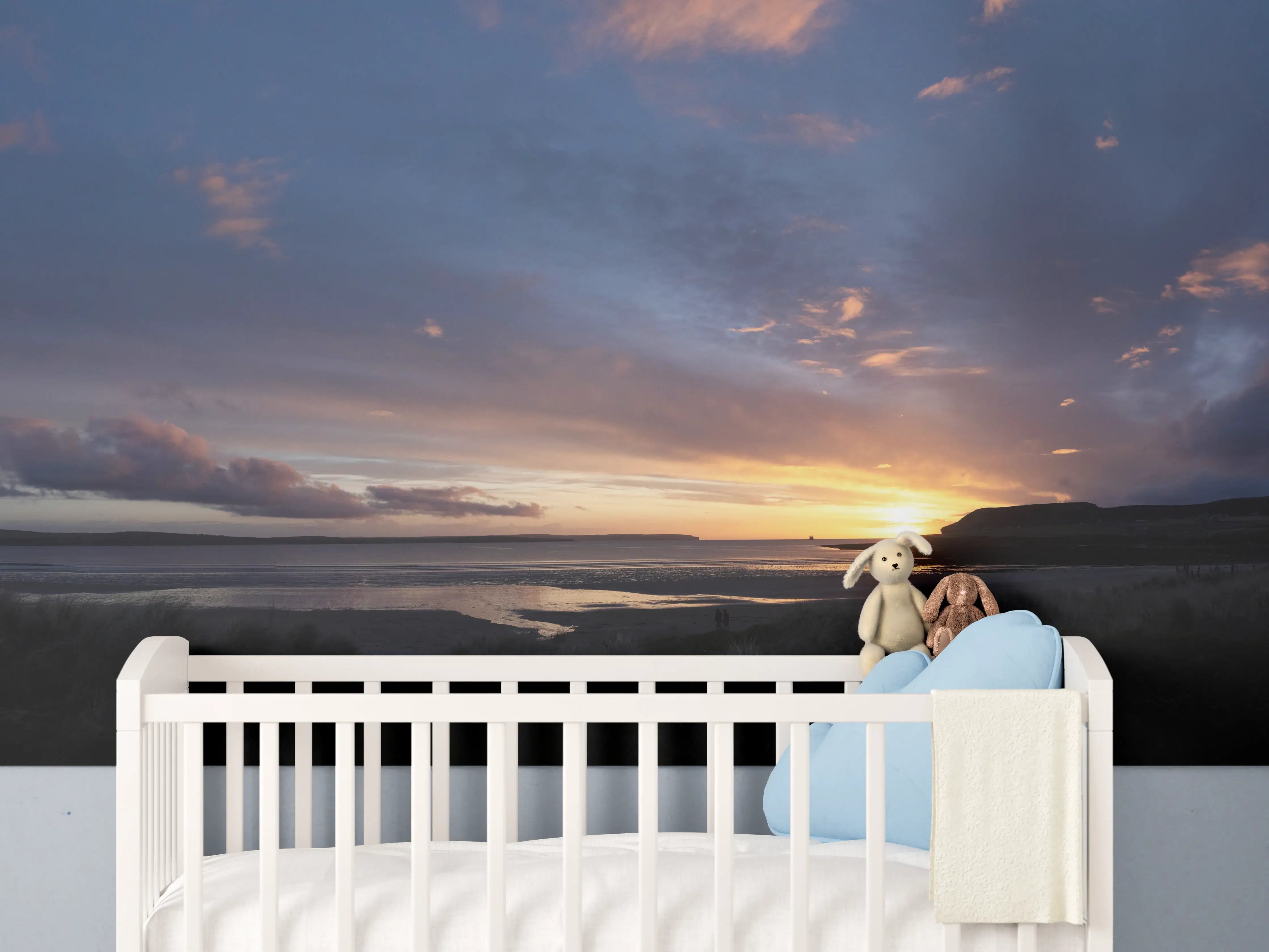 Babyzimmer Wandgestaltung - Panoramischer Sonnenuntergang über ruhigem Wasser