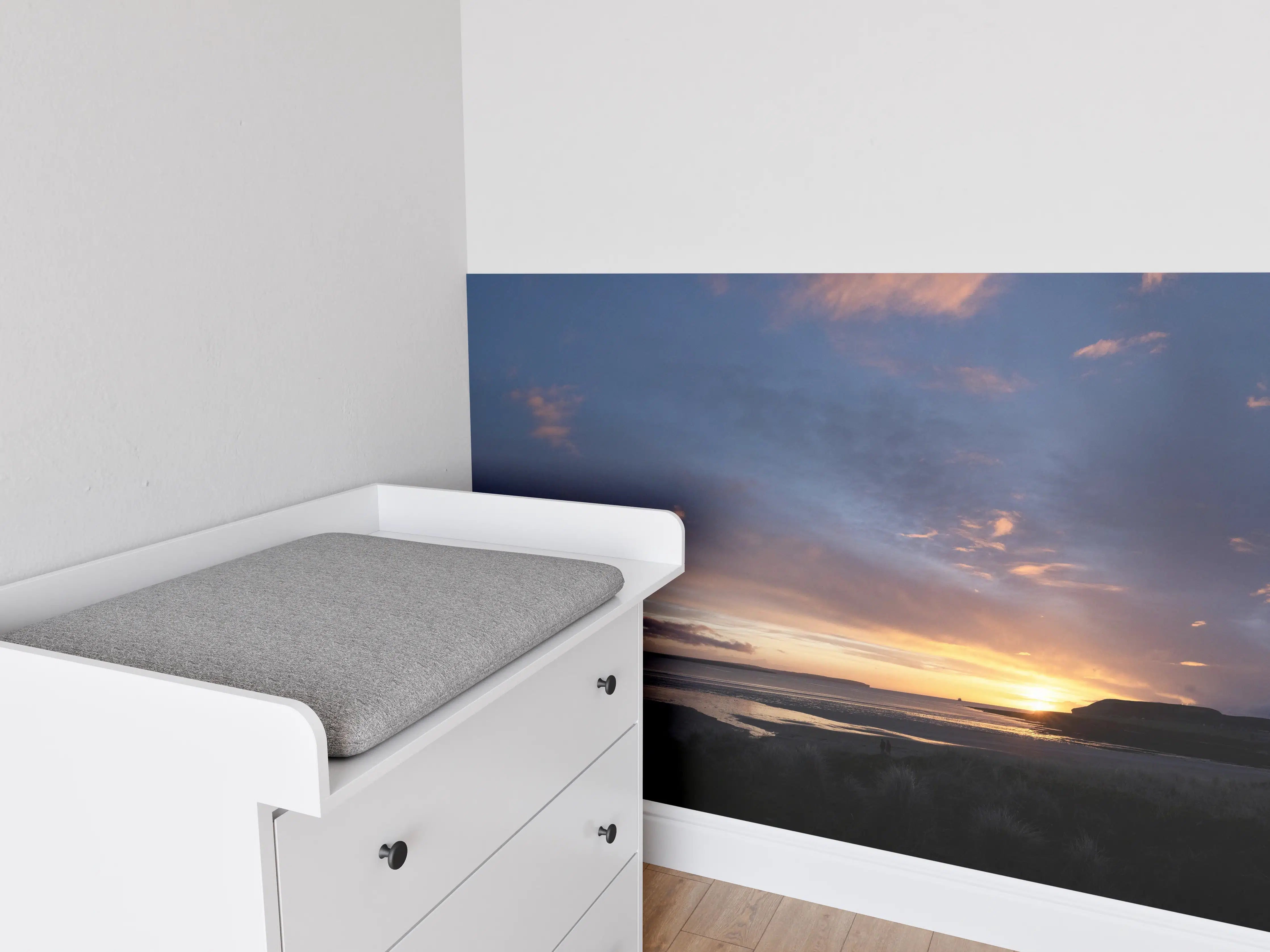 Babyzimmer Wandgestaltung - Panoramischer Sonnenuntergang über ruhigem Wasser