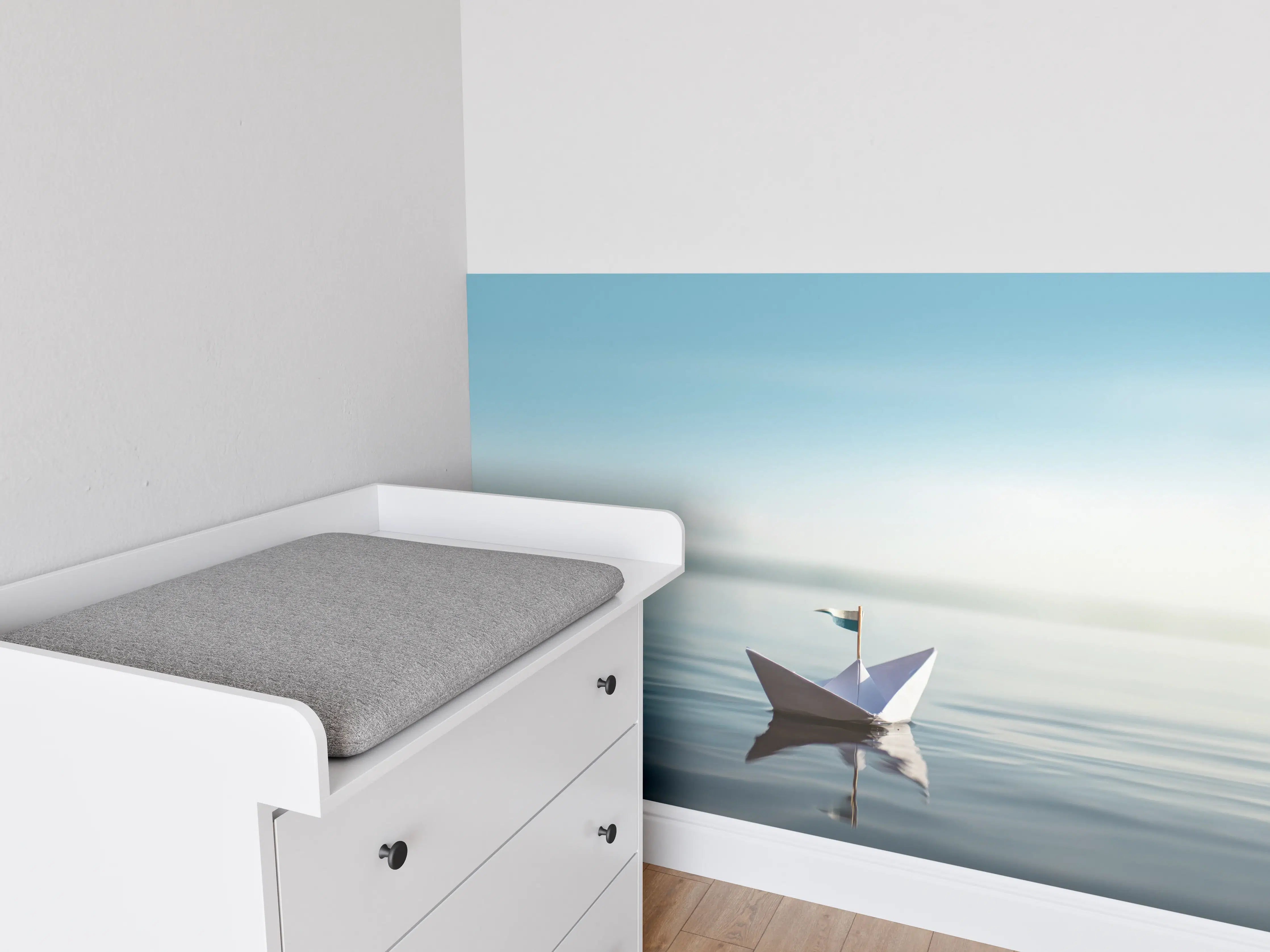 Babyzimmer Wandgestaltung - Papierboot auf ruhigem Meer