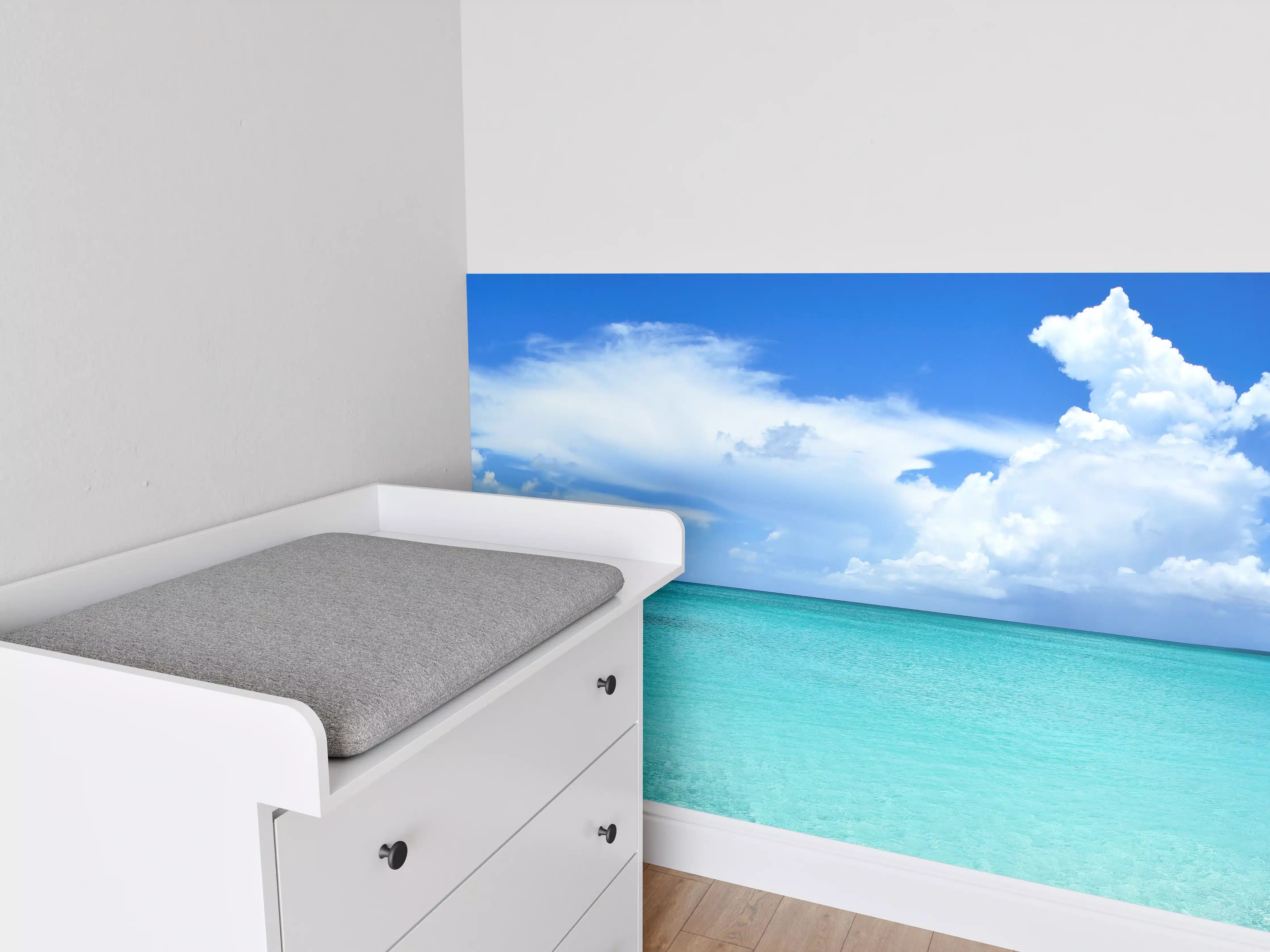 Babyzimmer Wandgestaltung - Paradiesische Strandkulisse mit Himmel und Wasser