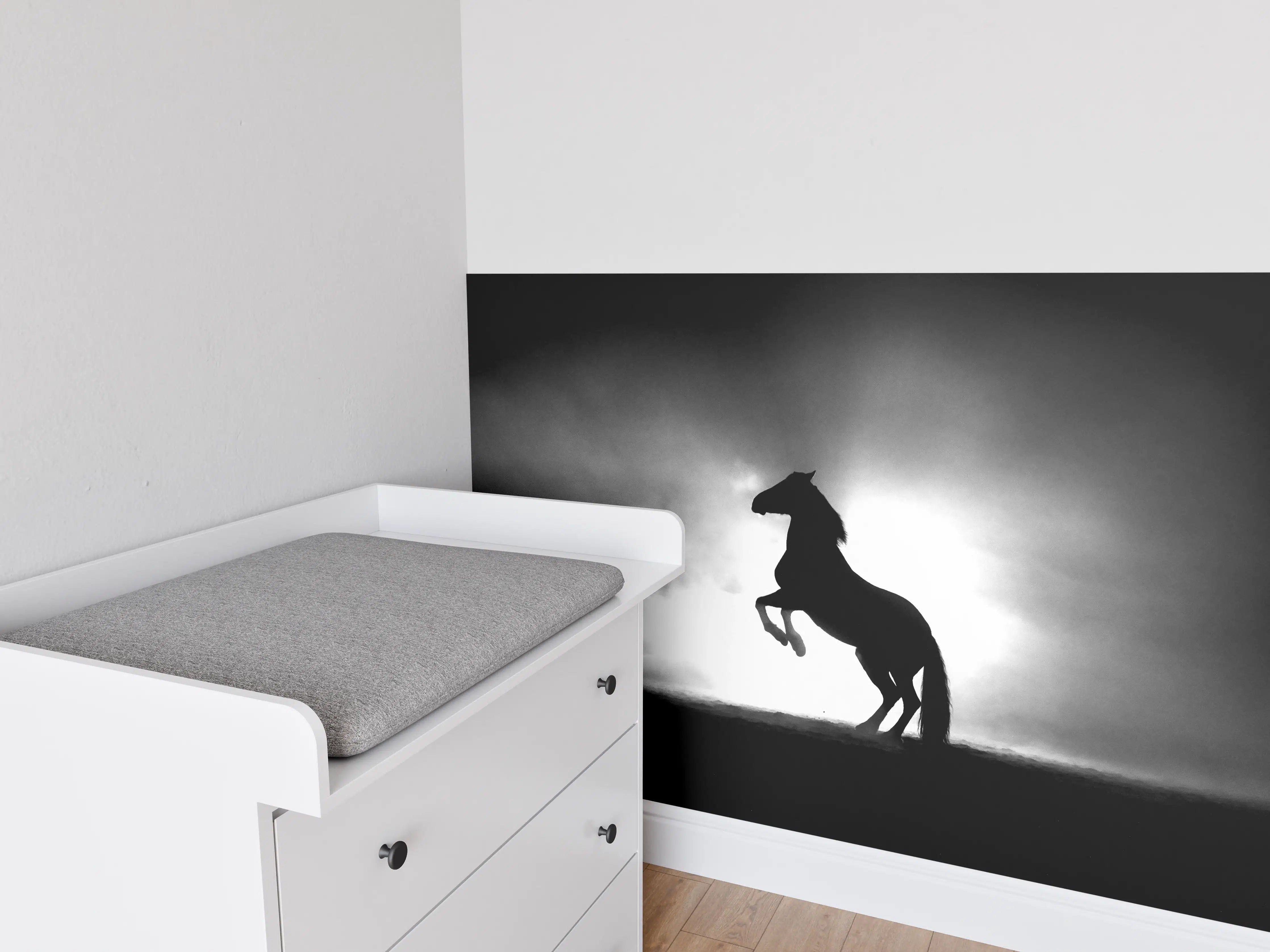 Babyzimmer Wandgestaltung - Pferd-Aufzucht in Schwarz-Weiß