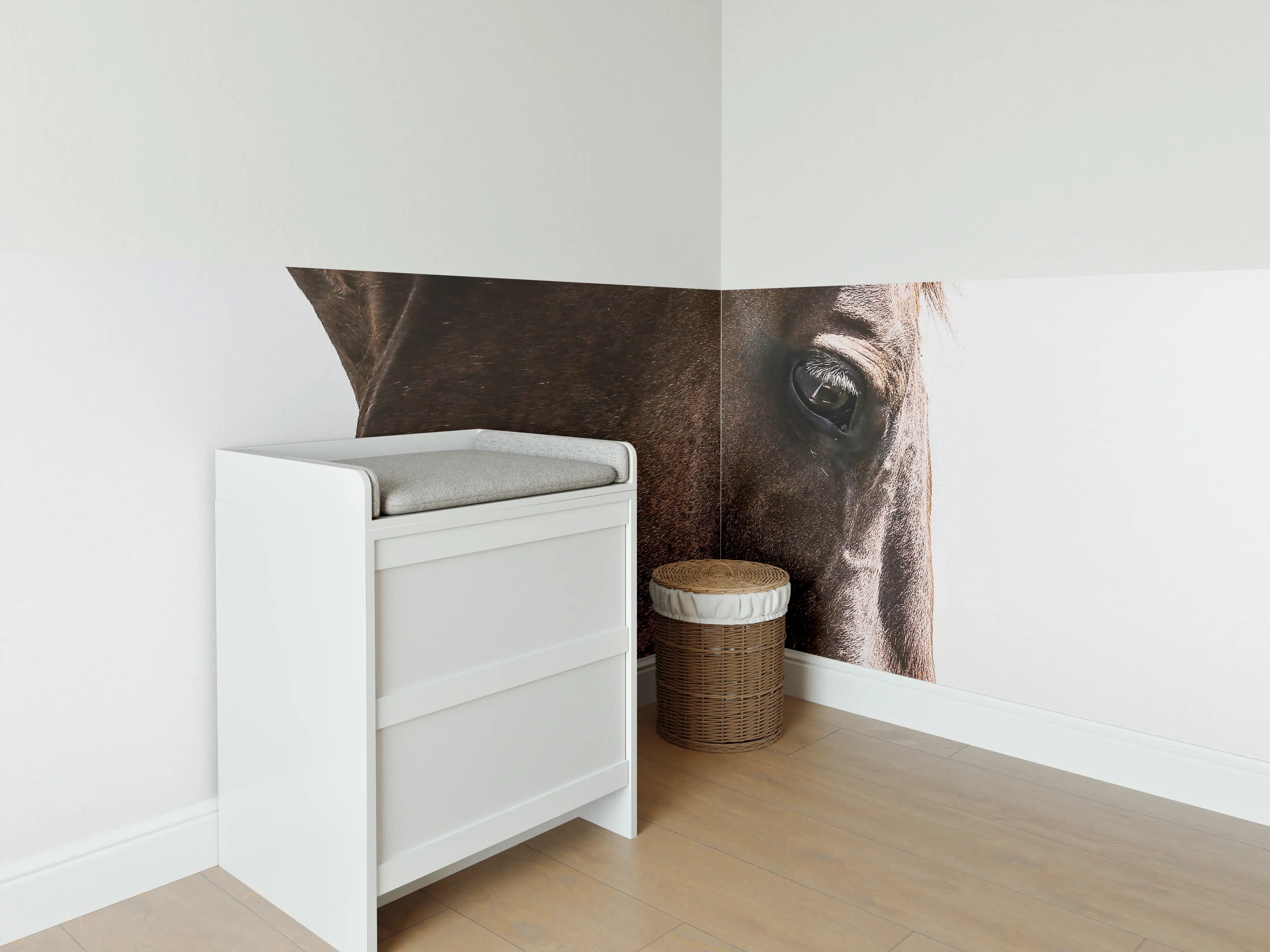 Babyzimmer Wandgestaltung - Pferde Auge Makroaufnahme