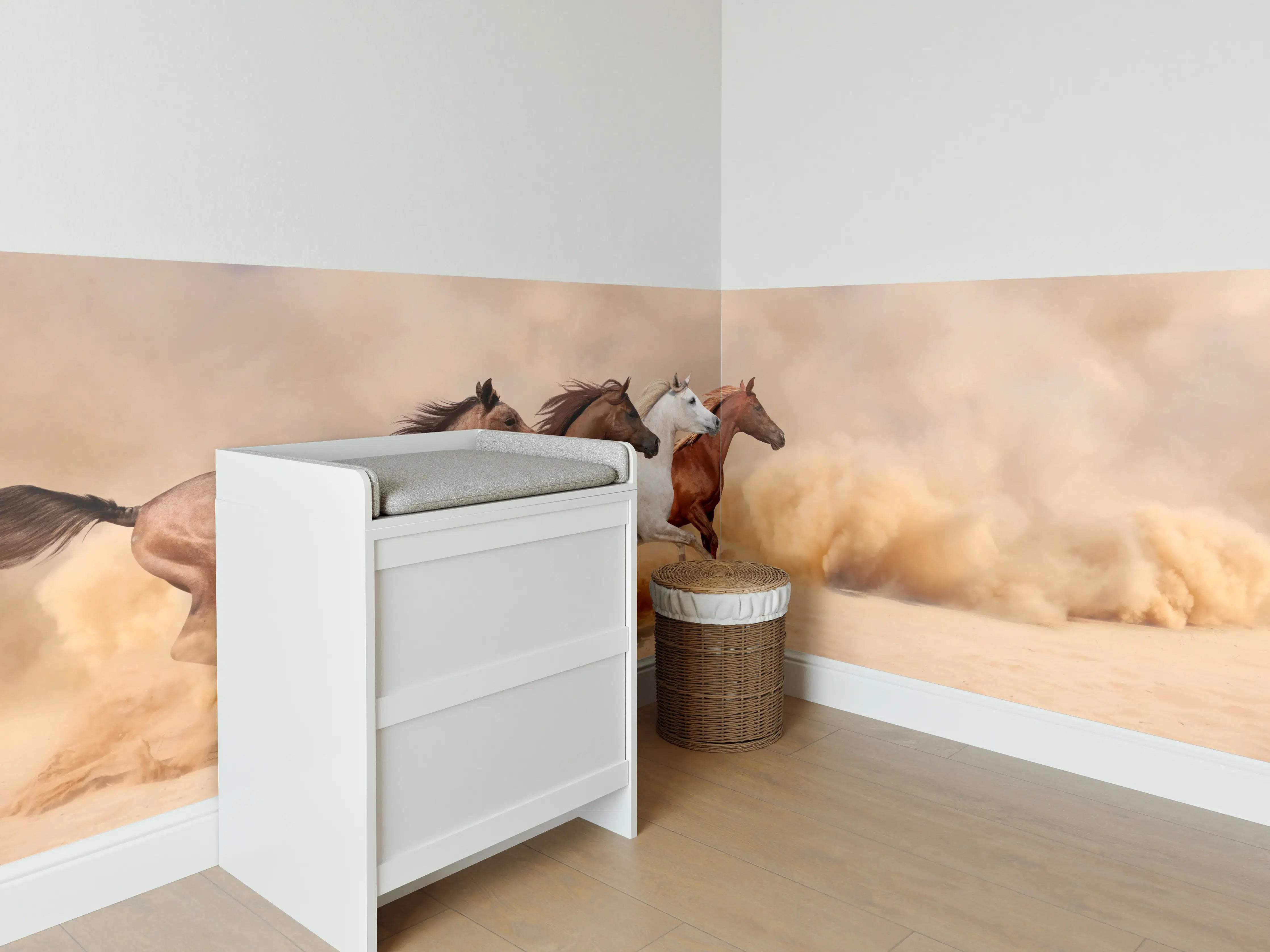 Babyzimmer Wandgestaltung - Pferde galoppieren im Sandsturm