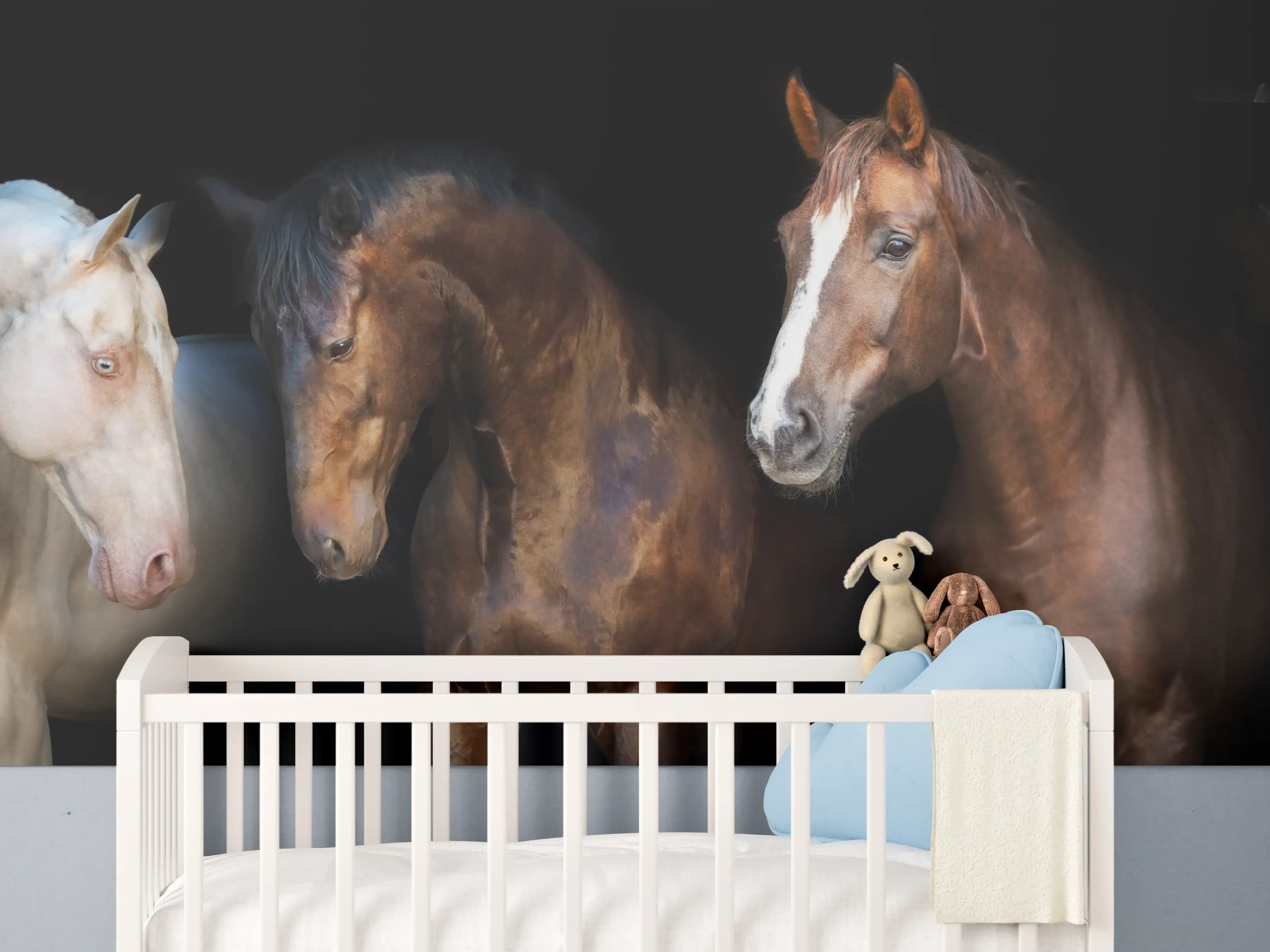 Babyzimmer Wandgestaltung - Pferdegruppe auf Schwarz