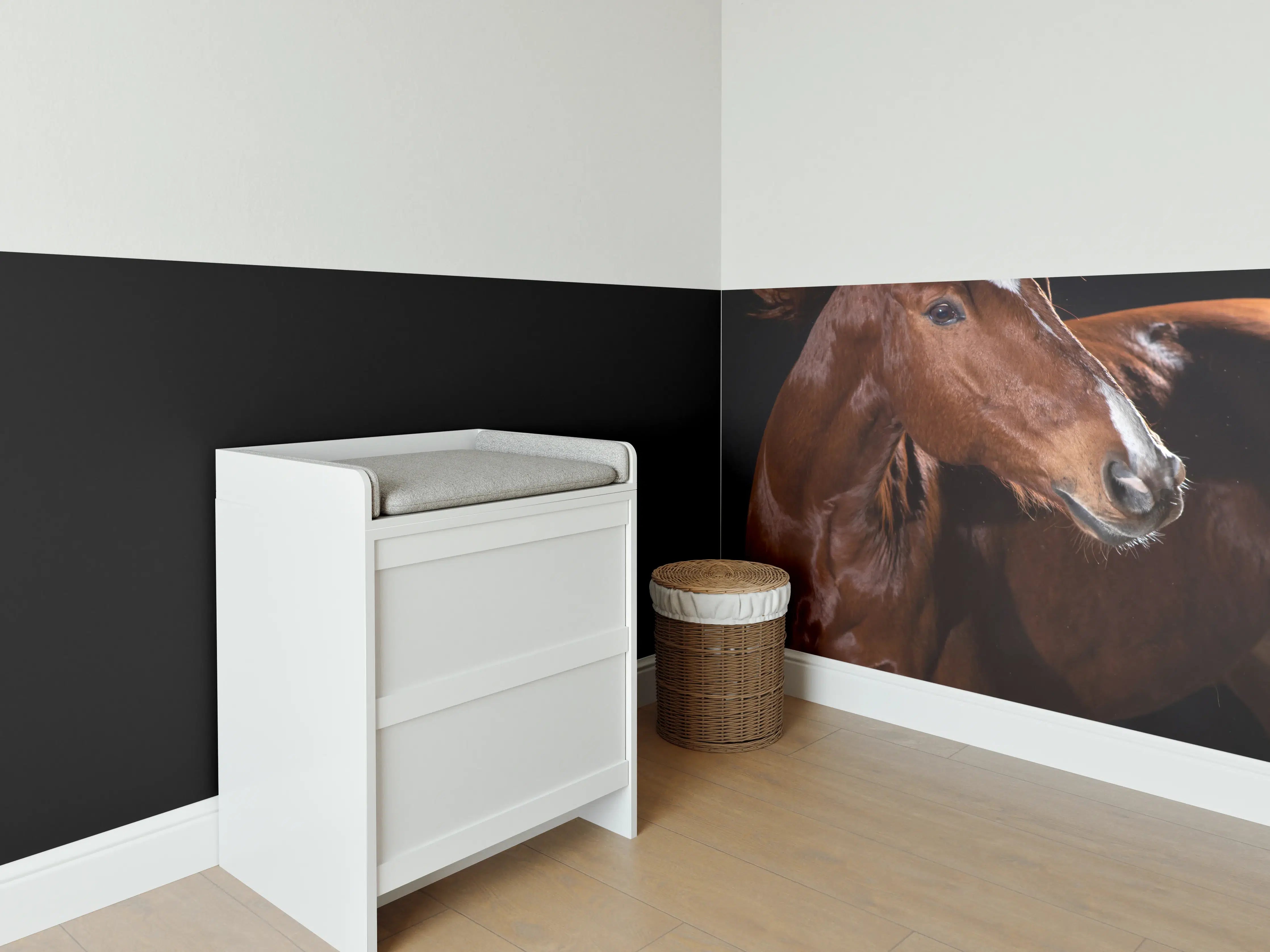 Babyzimmer Wandgestaltung - Pferdeporträt auf schwarzem Hintergrund