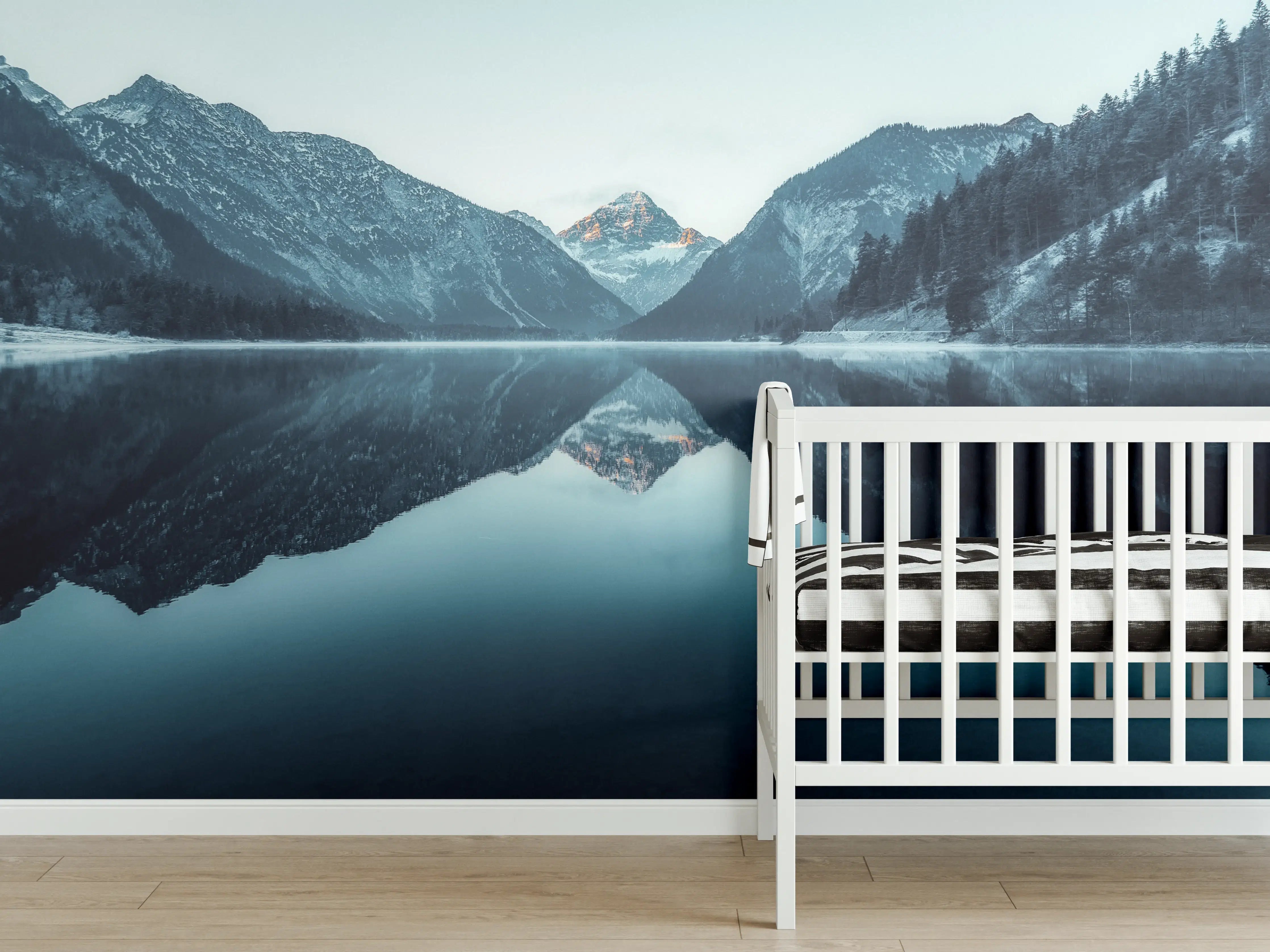 Babyzimmer Wandgestaltung - Plansee im Winter - Österreich