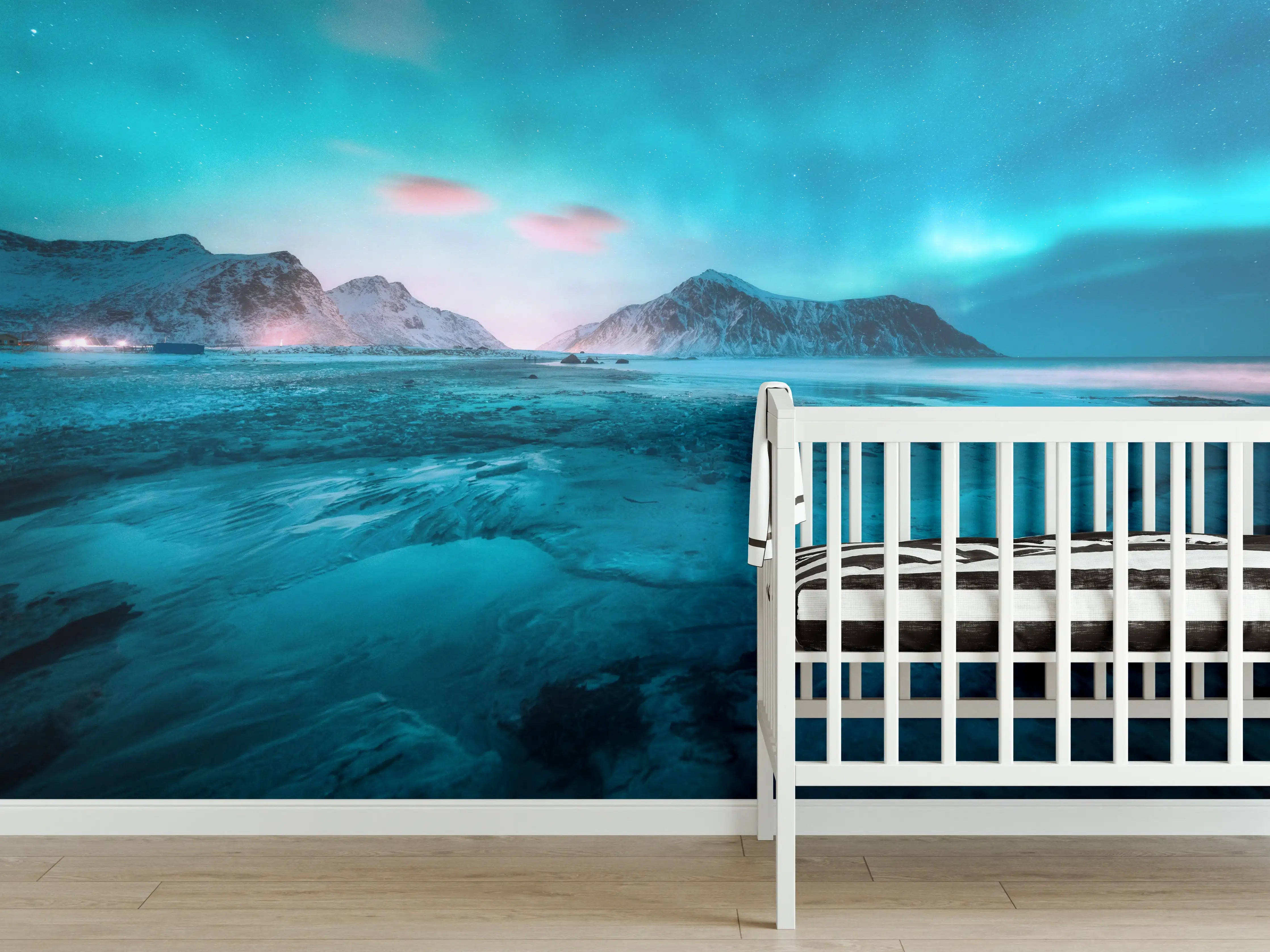 Babyzimmer Wandgestaltung - Polarlicht über schneebedeckten Berg mit Sandstrand