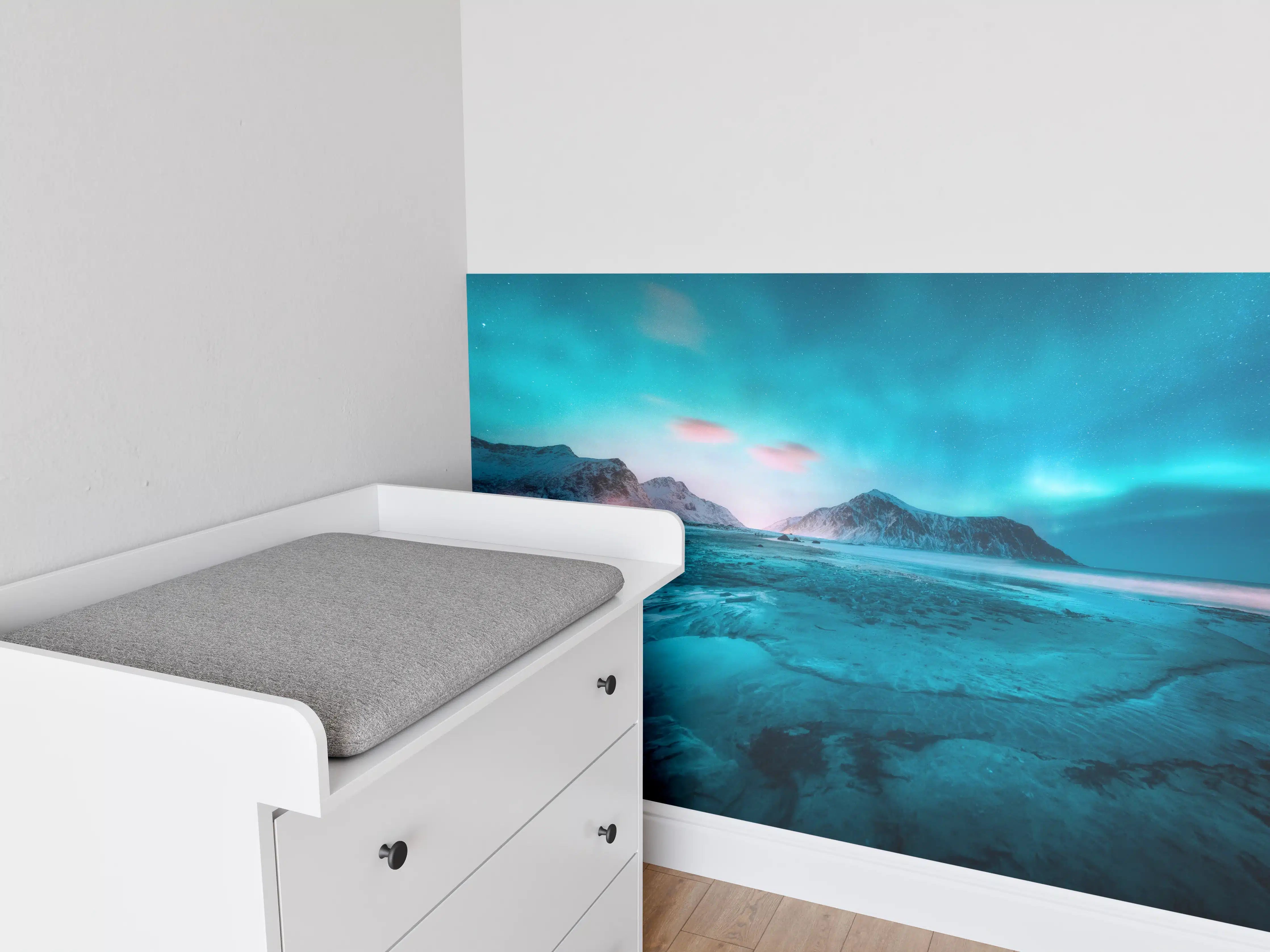 Babyzimmer Wandgestaltung - Polarlicht über schneebedeckten Berg mit Sandstrand
