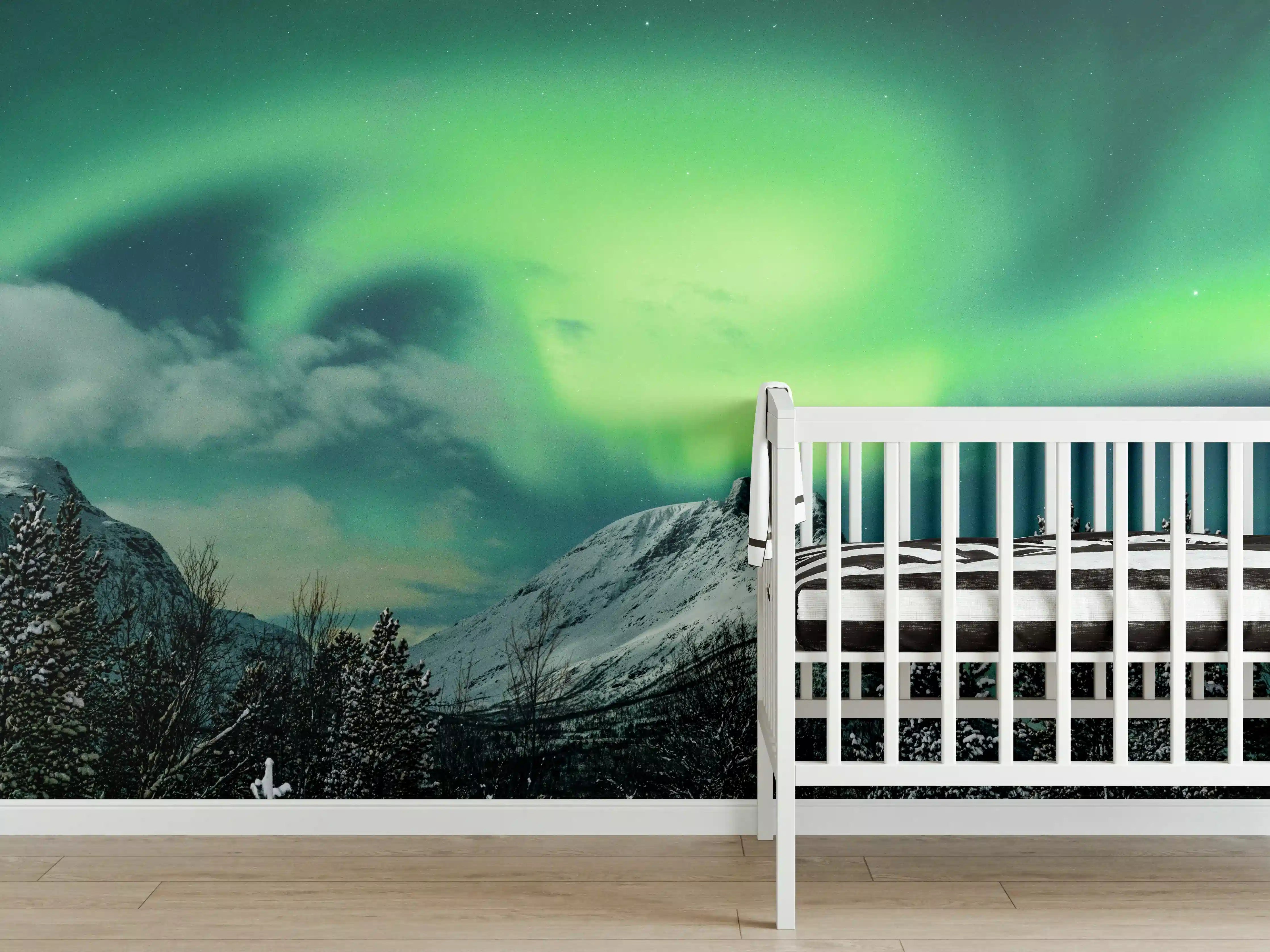 Babyzimmer Wandgestaltung - Polarlichter über Berg in Nordnorwegen