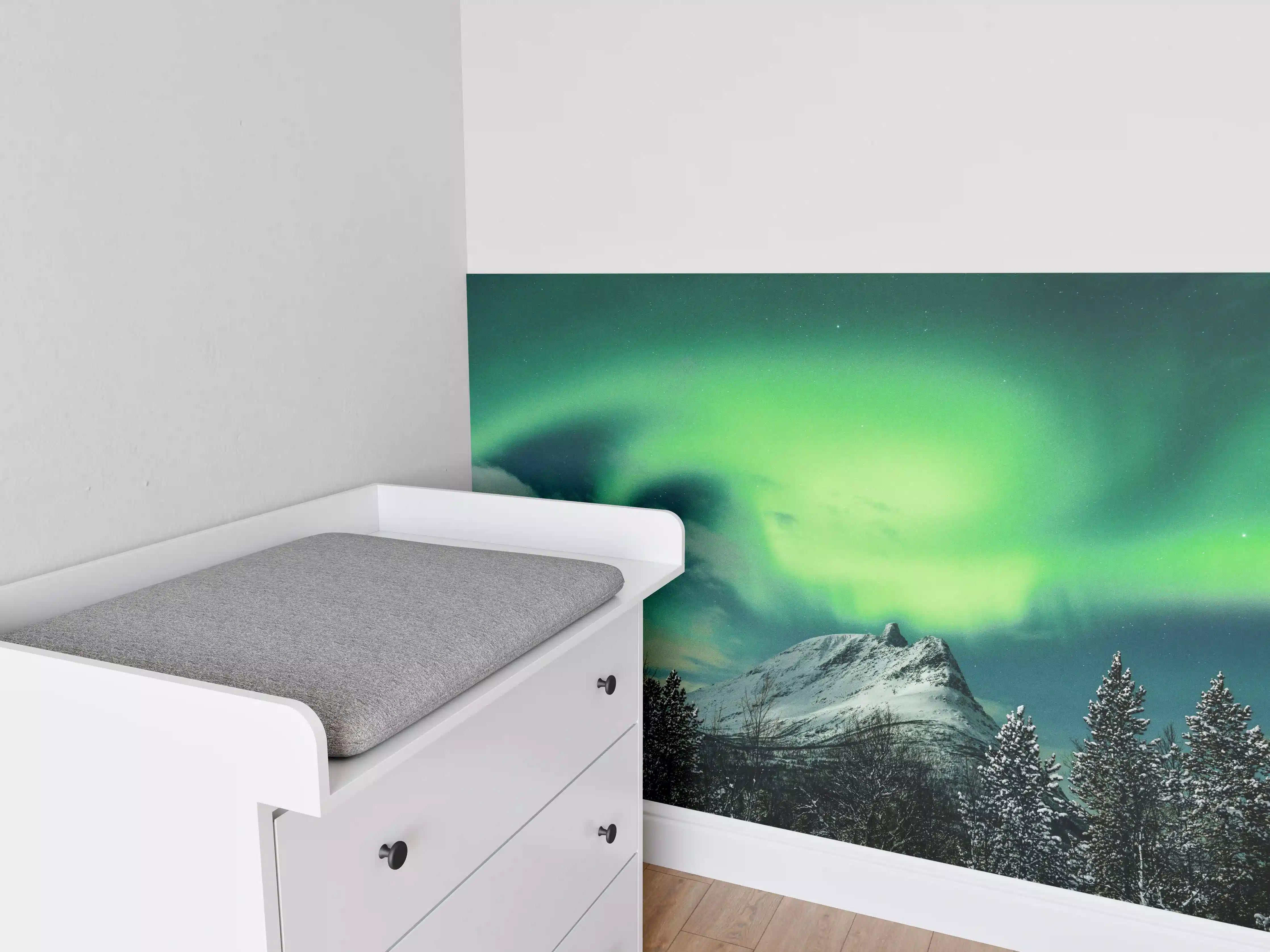 Babyzimmer Wandgestaltung - Polarlichter über Berg in Nordnorwegen
