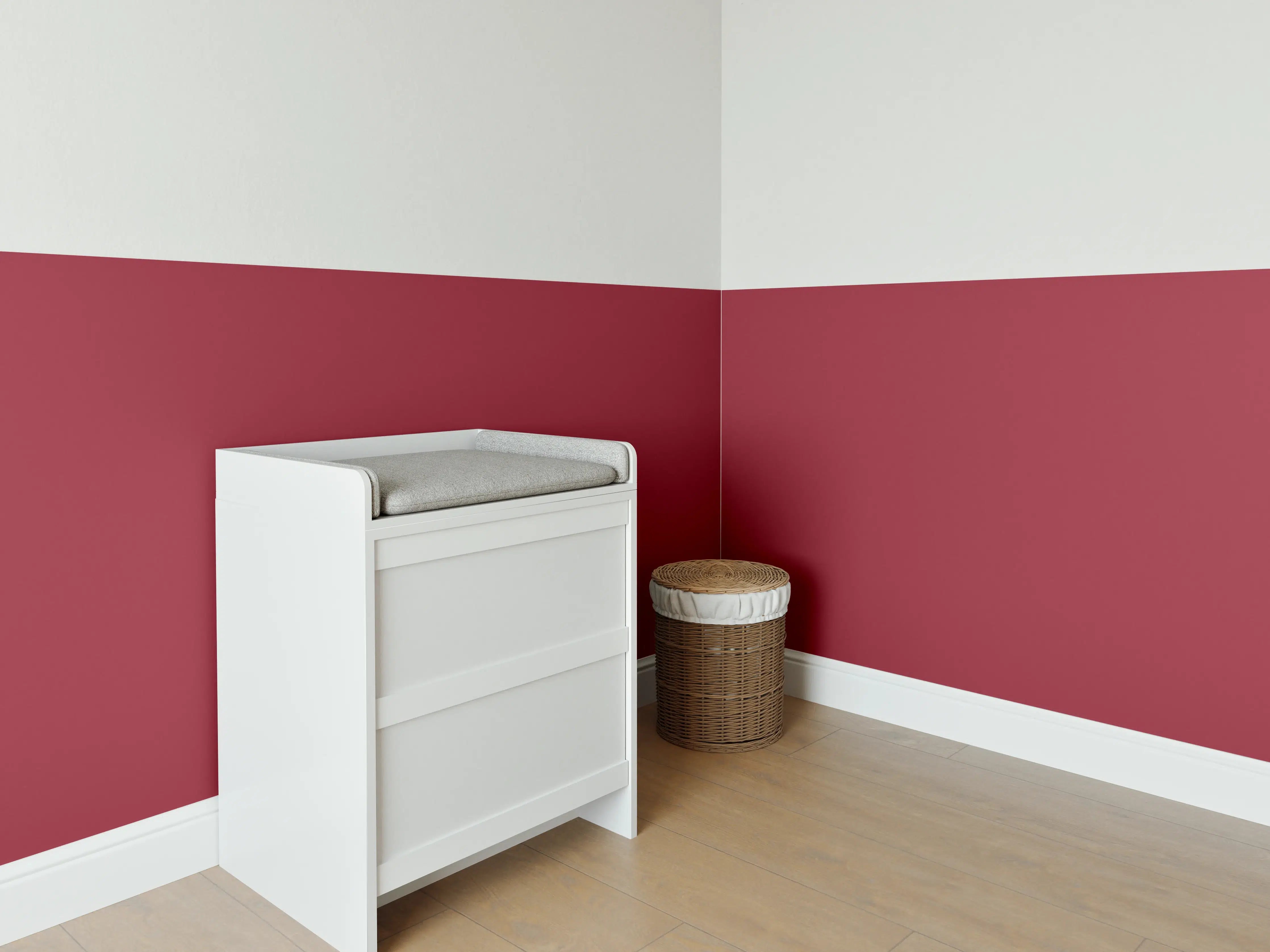 Babyzimmer Wandgestaltung - RAL 3003 (Rubinrot)