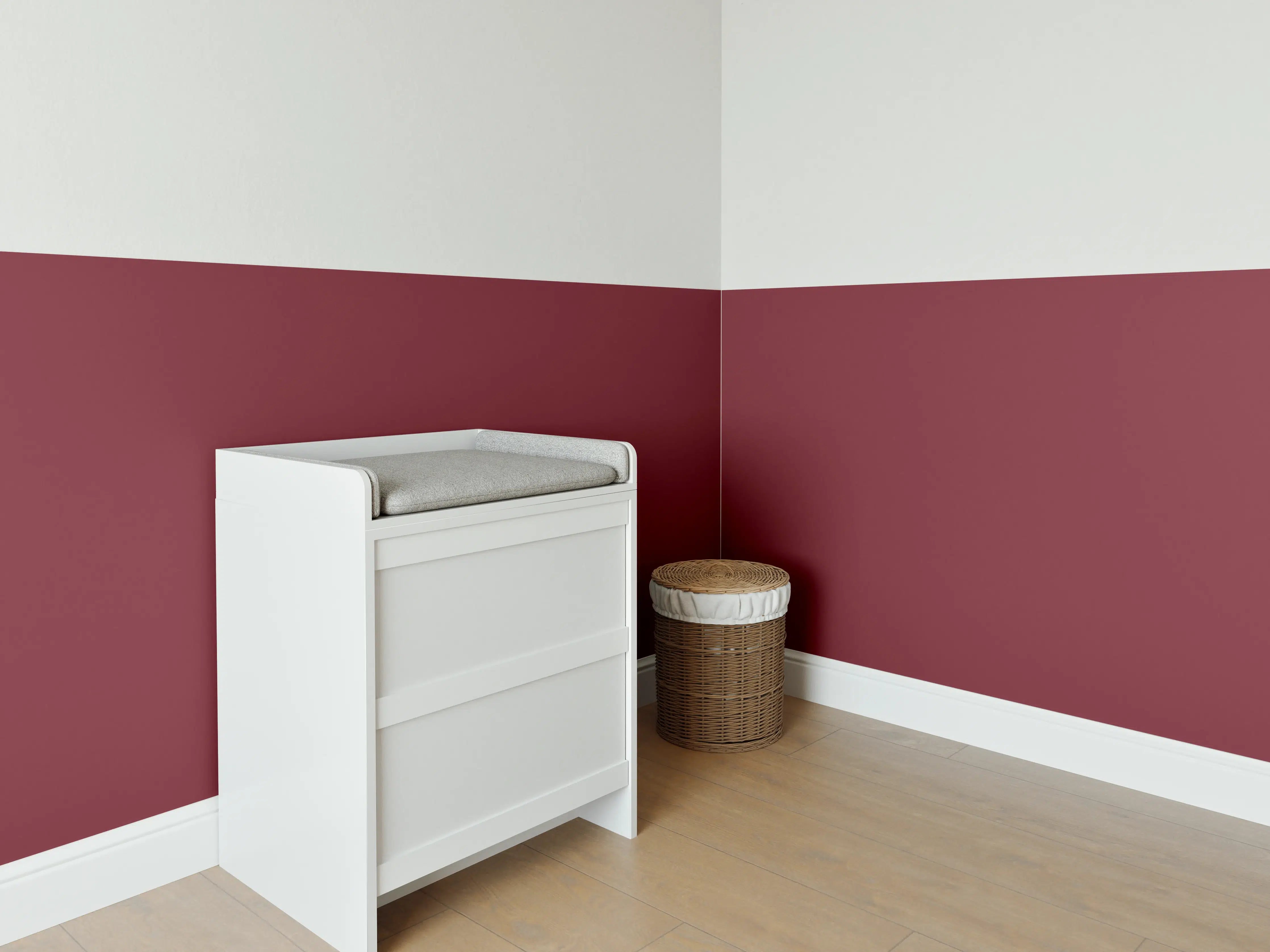 Babyzimmer Wandgestaltung - RAL 3004 (Purpurrot)