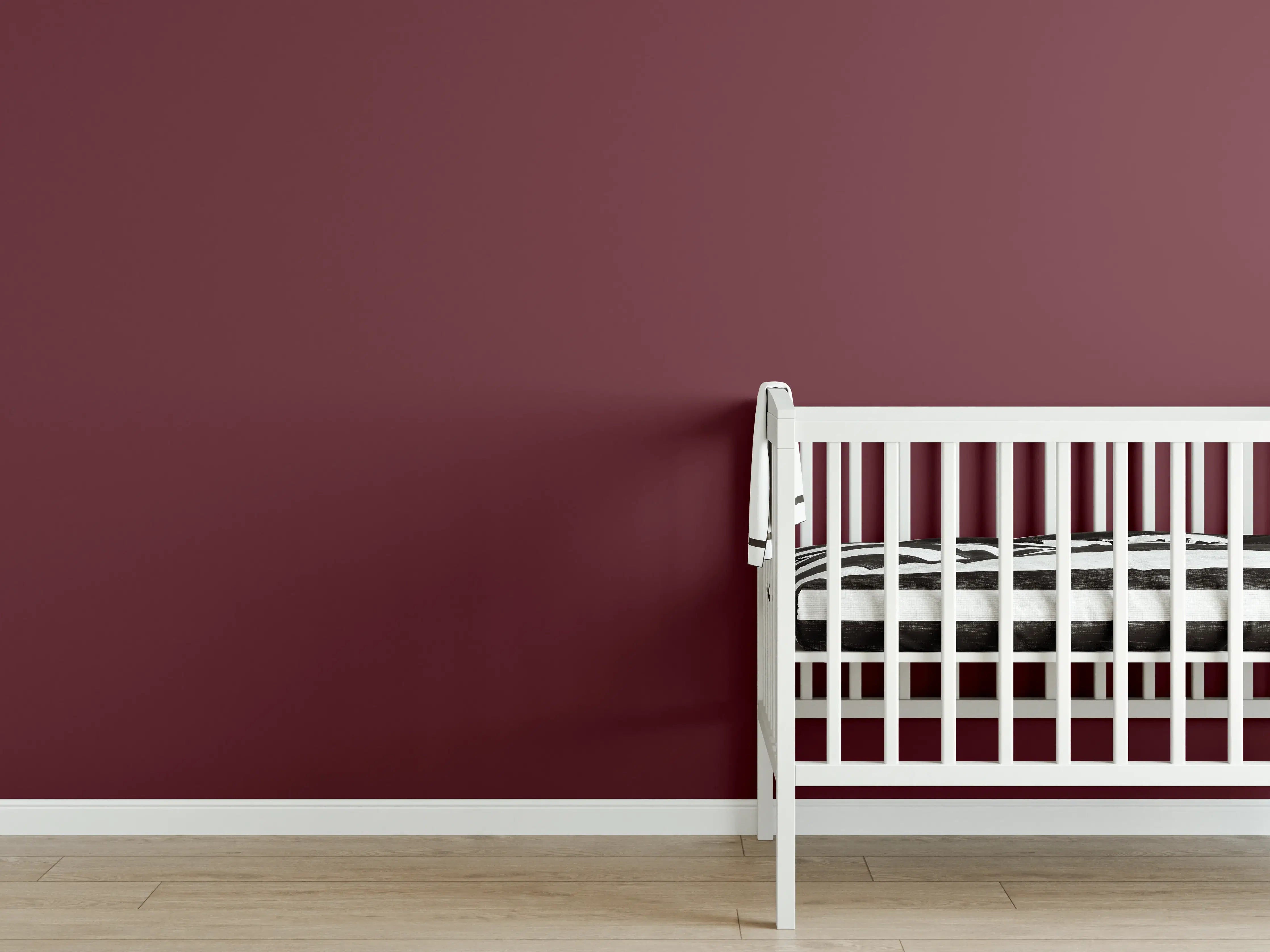 Babyzimmer Wandgestaltung - RAL 3005 (Weinrot)