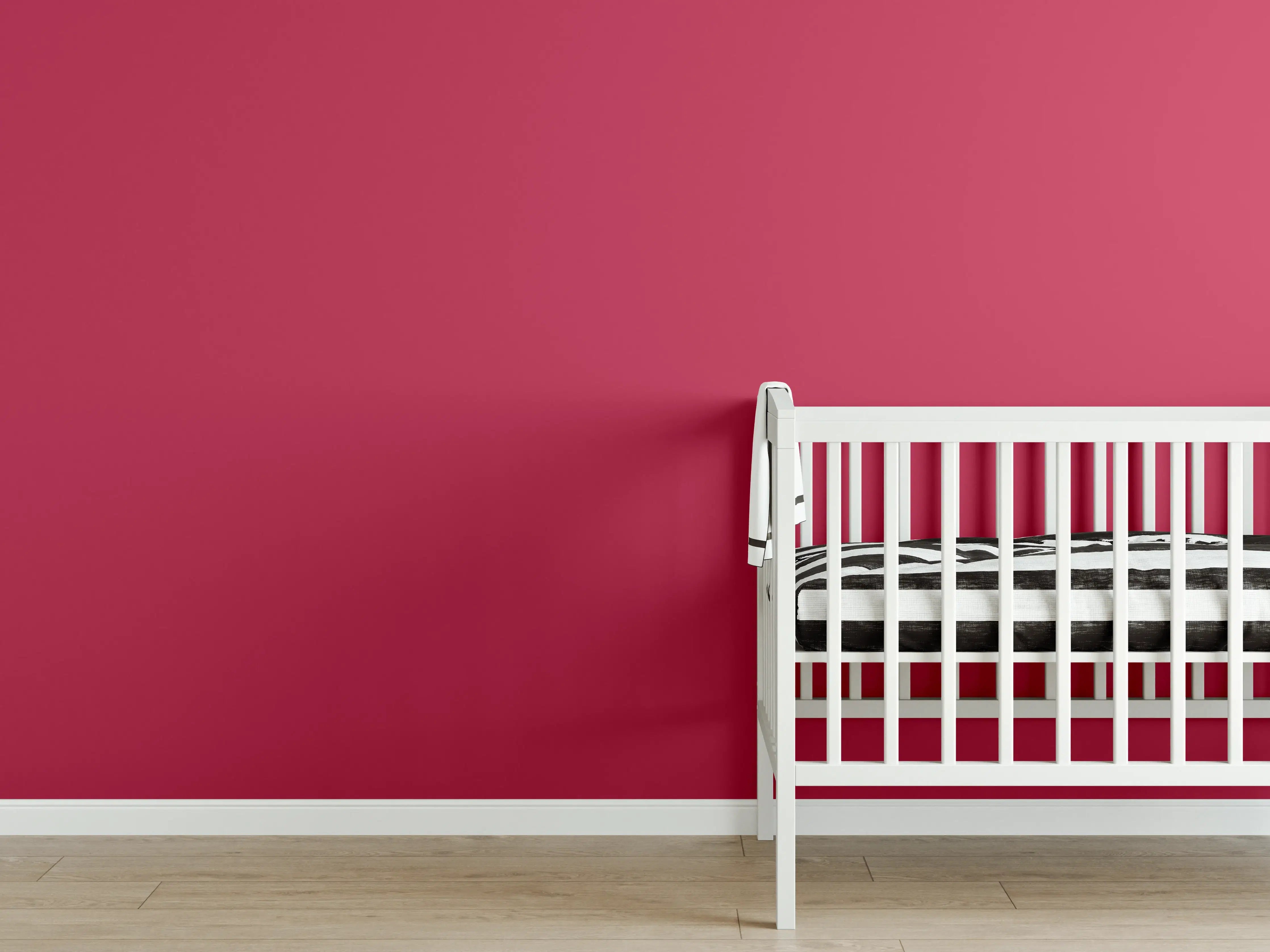 Babyzimmer Wandgestaltung - RAL 3027 (Himbeerrot)