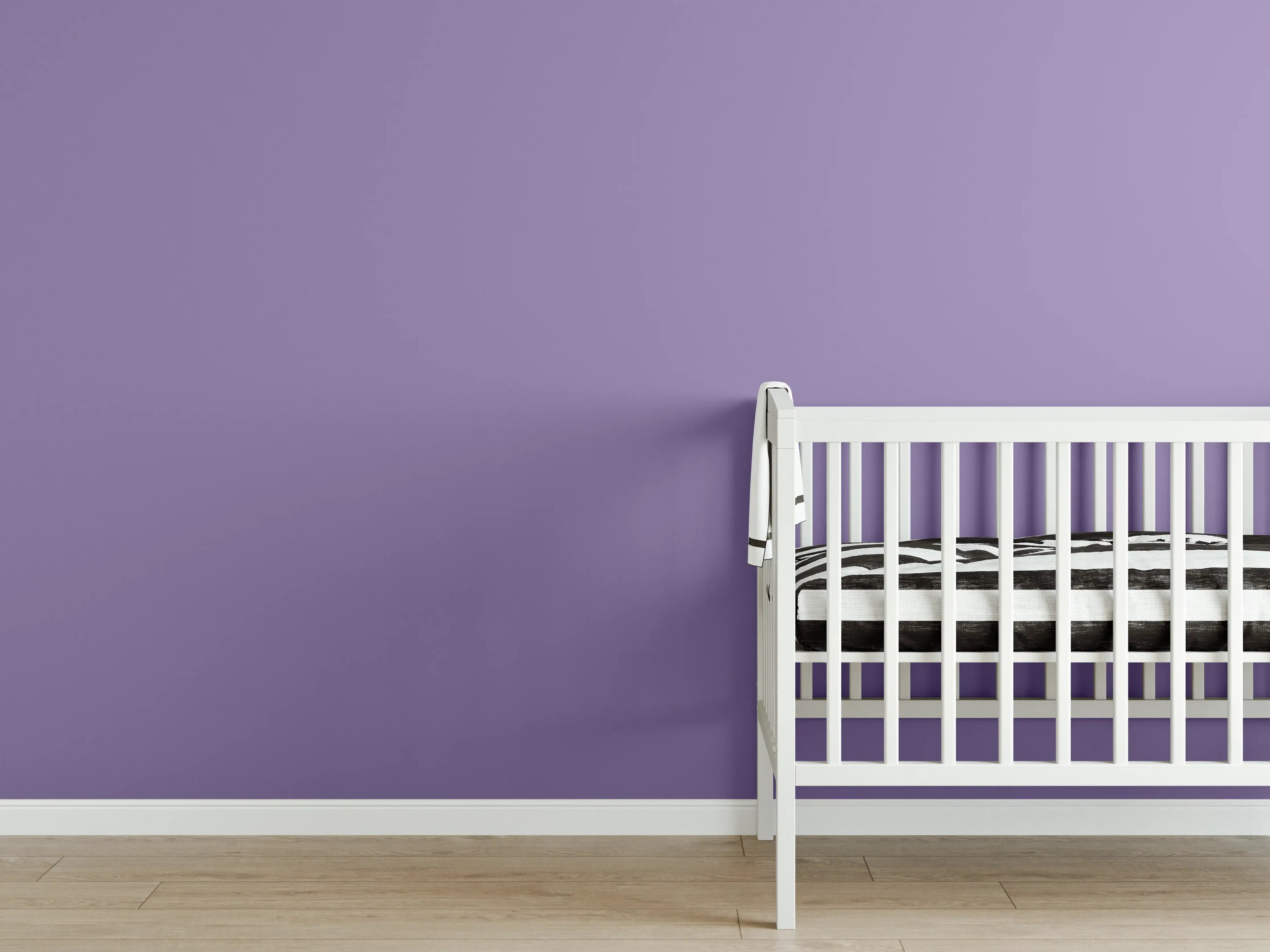 Babyzimmer Wandgestaltung - RAL 4011 (Perlviolett)