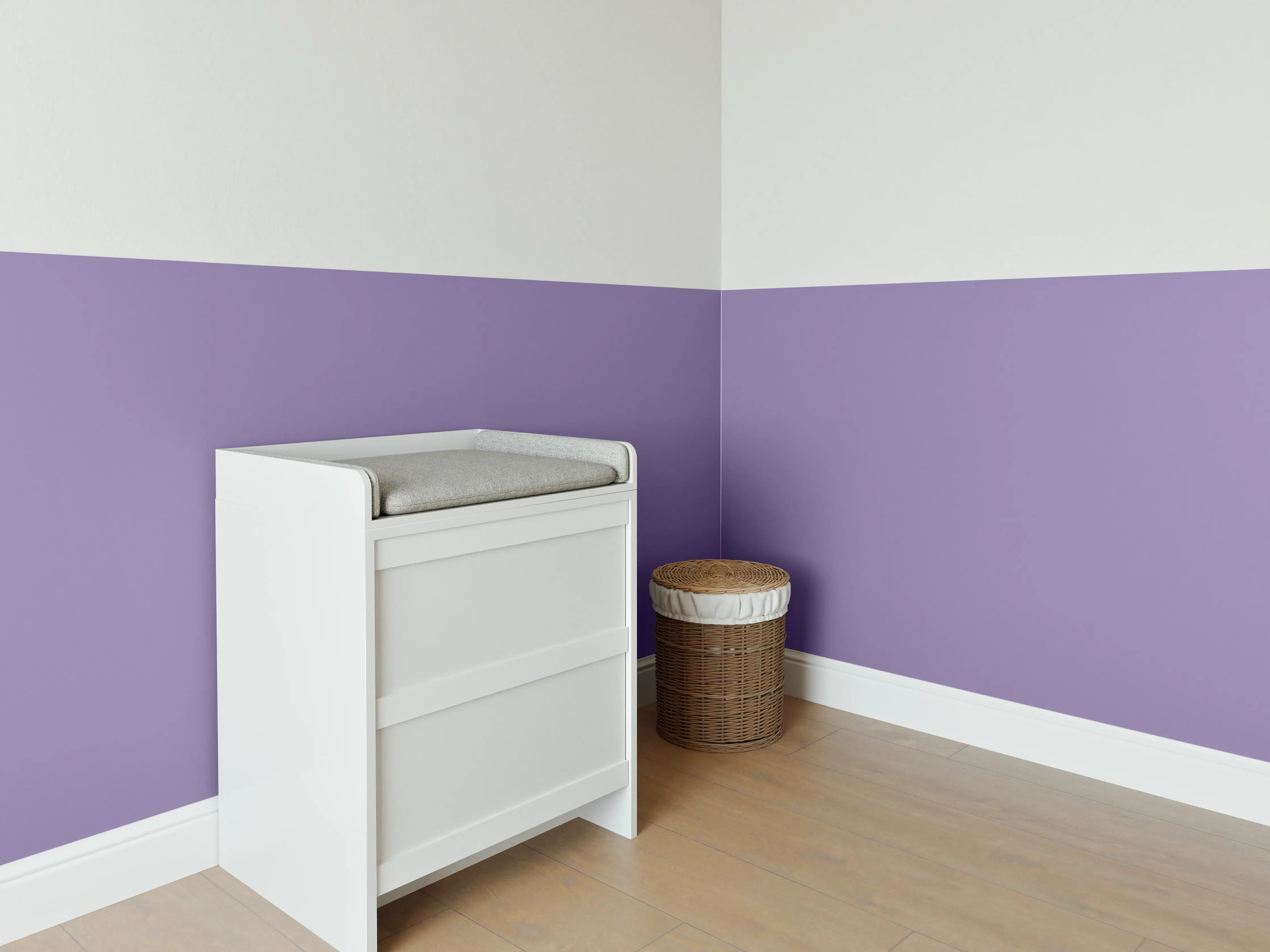 Babyzimmer Wandgestaltung - RAL 4011 (Perlviolett)