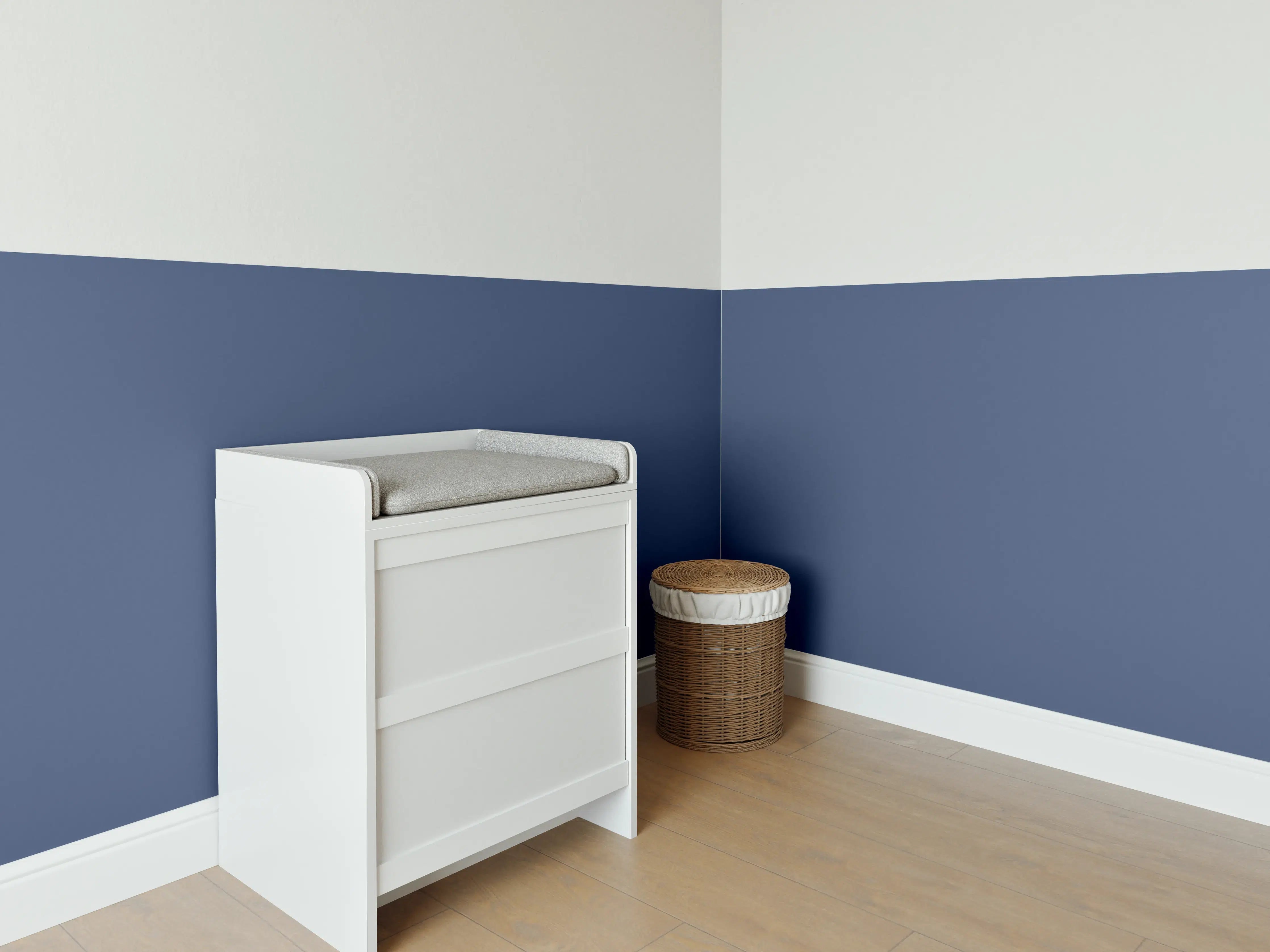 Babyzimmer Wandgestaltung - RAL 5000 (Violettblau)