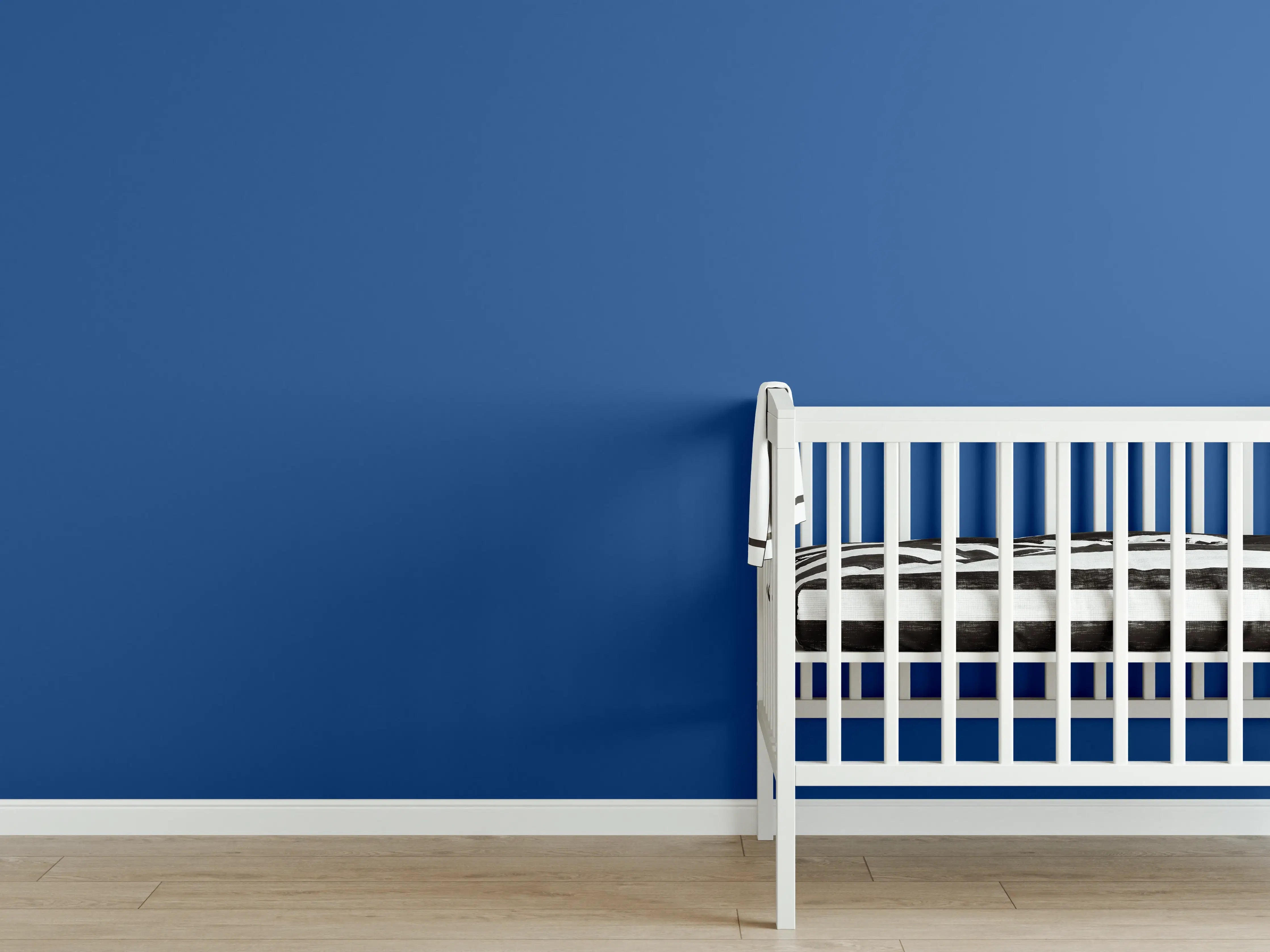 Babyzimmer Wandgestaltung - RAL 5005 (Signalblau)