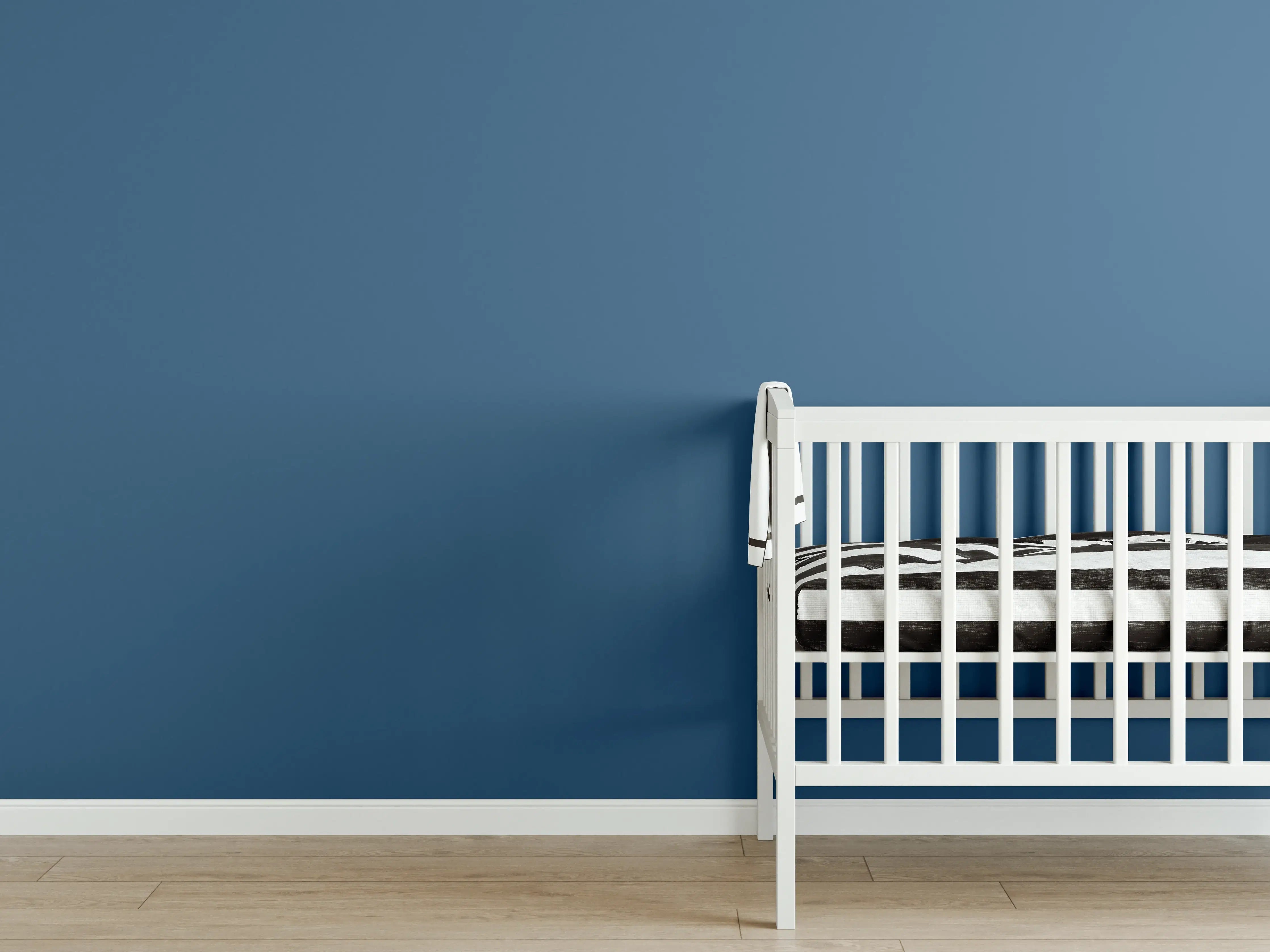 Babyzimmer Wandgestaltung - RAL 5009 Signalblau