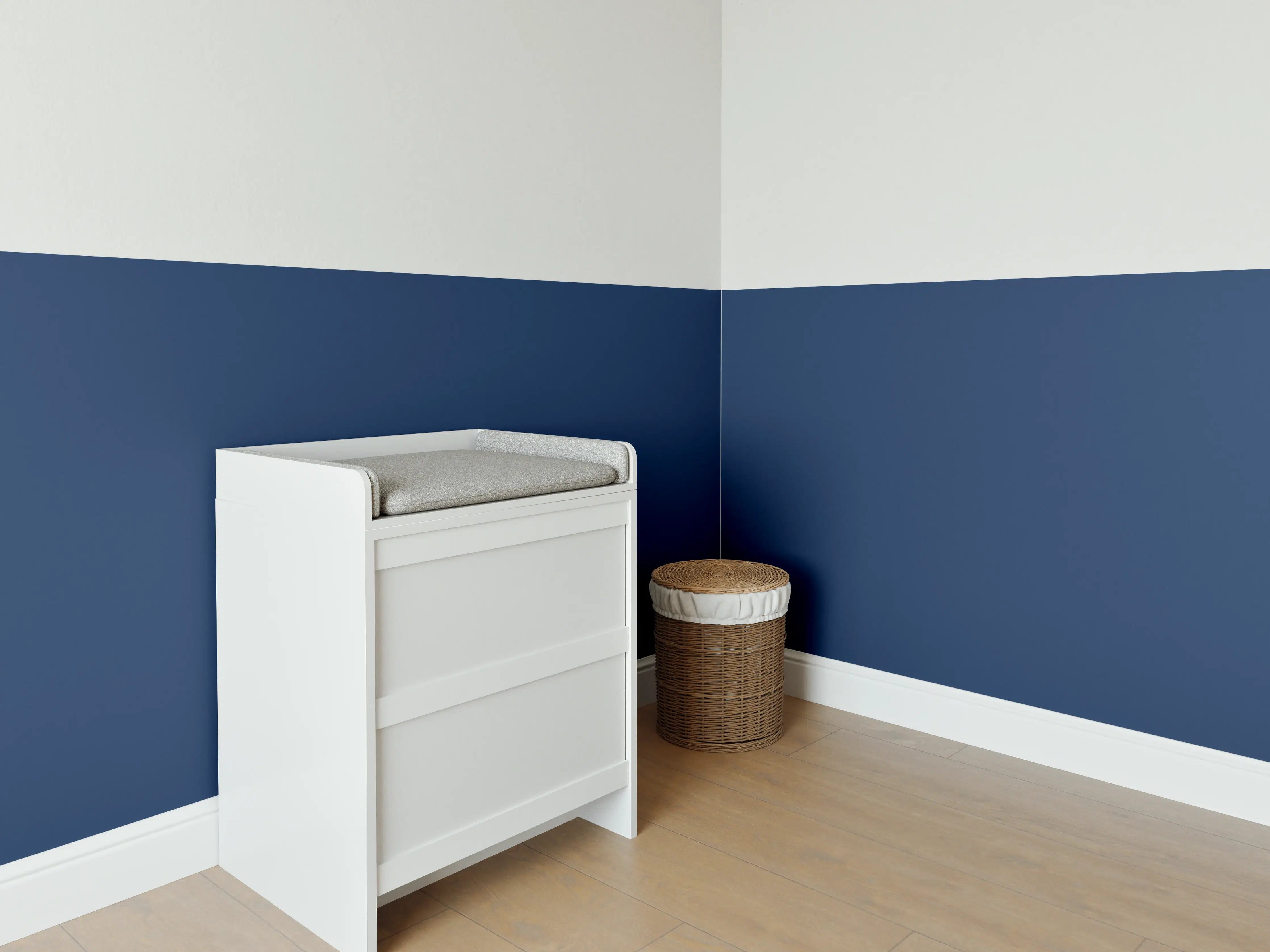 Babyzimmer Wandgestaltung - RAL 5026 Blaugrün