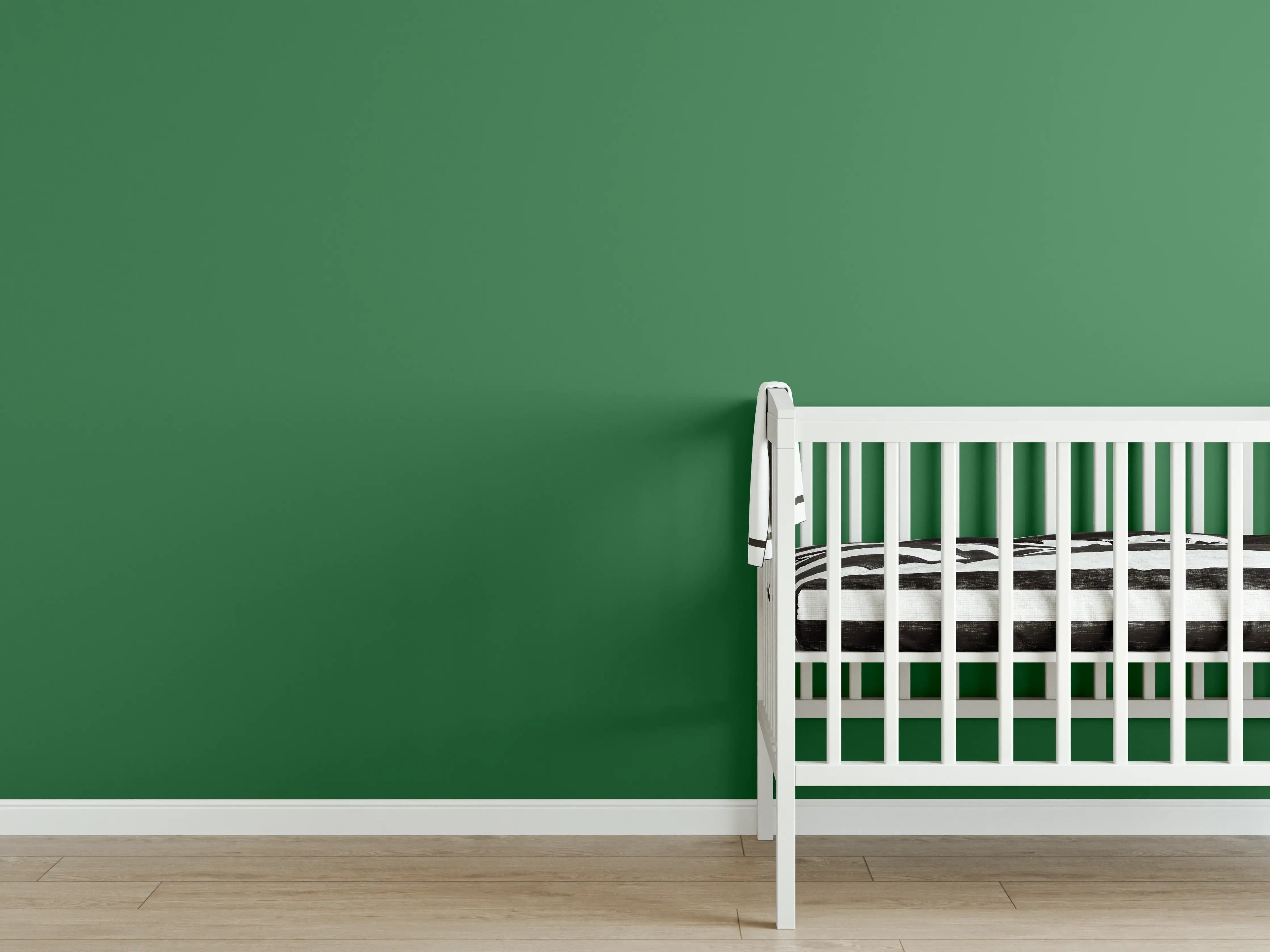 Babyzimmer Wandgestaltung - RAL 6001 (Smaragdgrün)