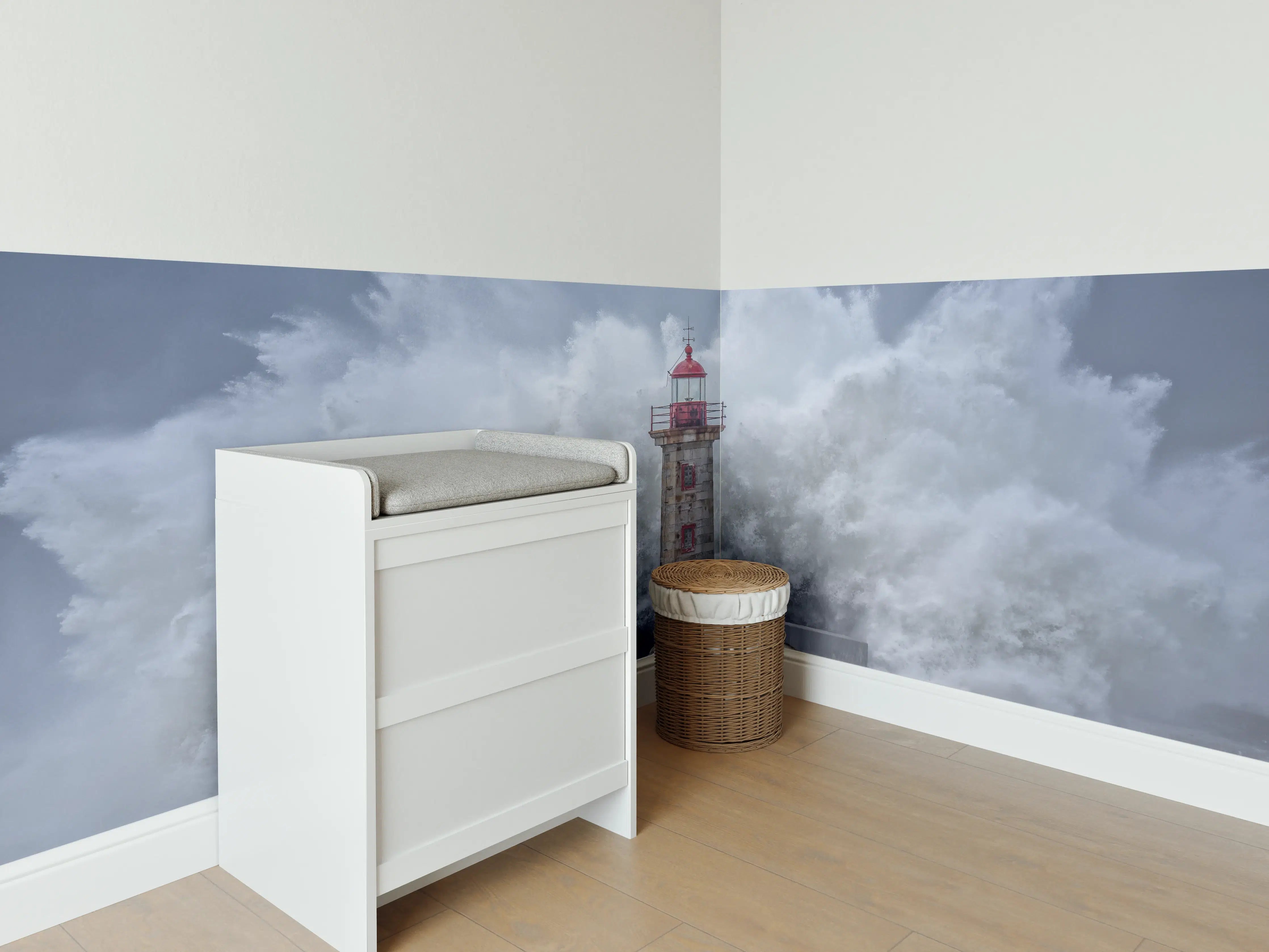 Babyzimmer Wandgestaltung - Riesenwelle trifft auf Leuchtturn