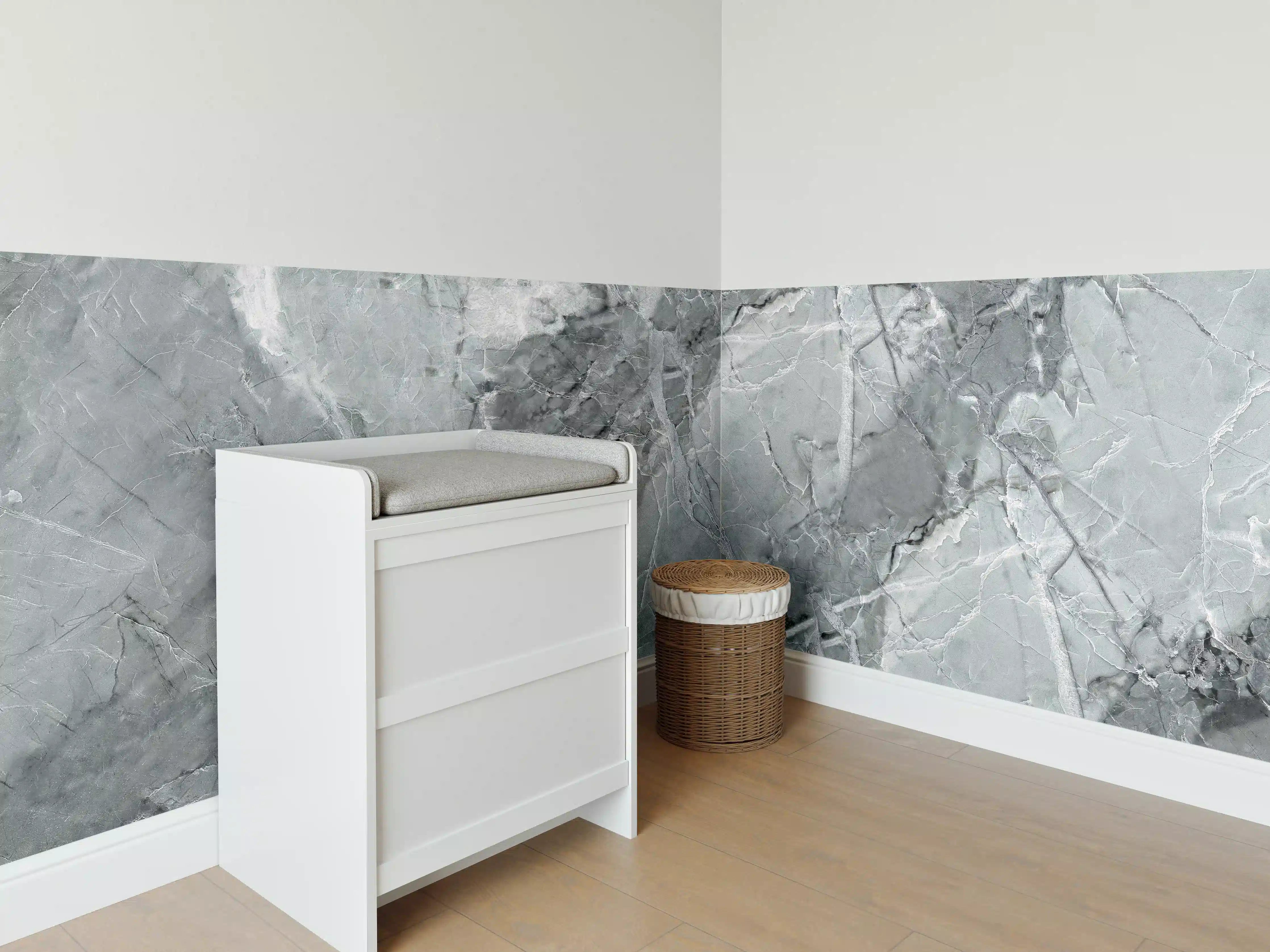 Babyzimmer Wandgestaltung - Rissiger gräulicher Marmor
