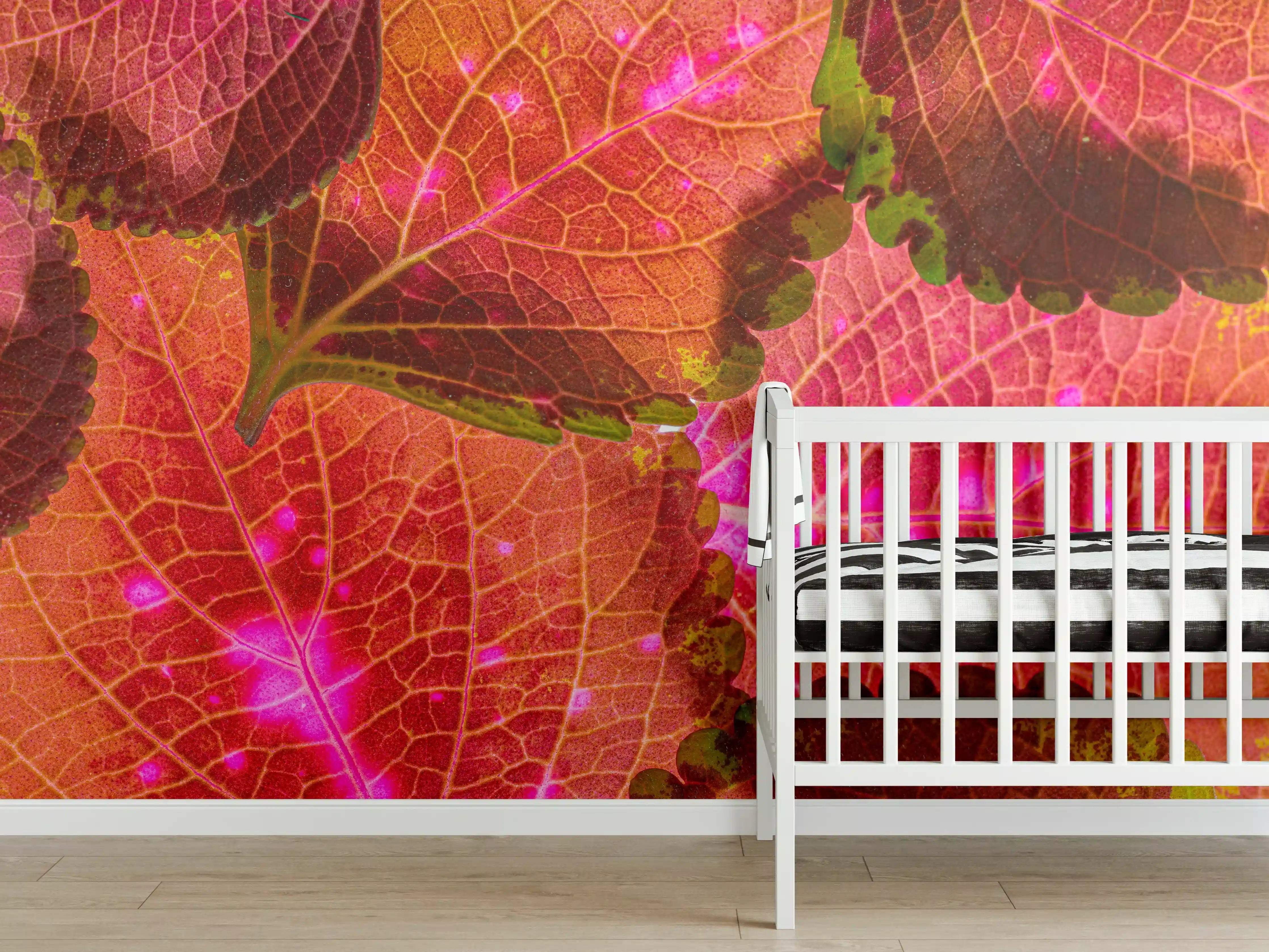 Babyzimmer Wandgestaltung - Rötliche Blätter im Detail