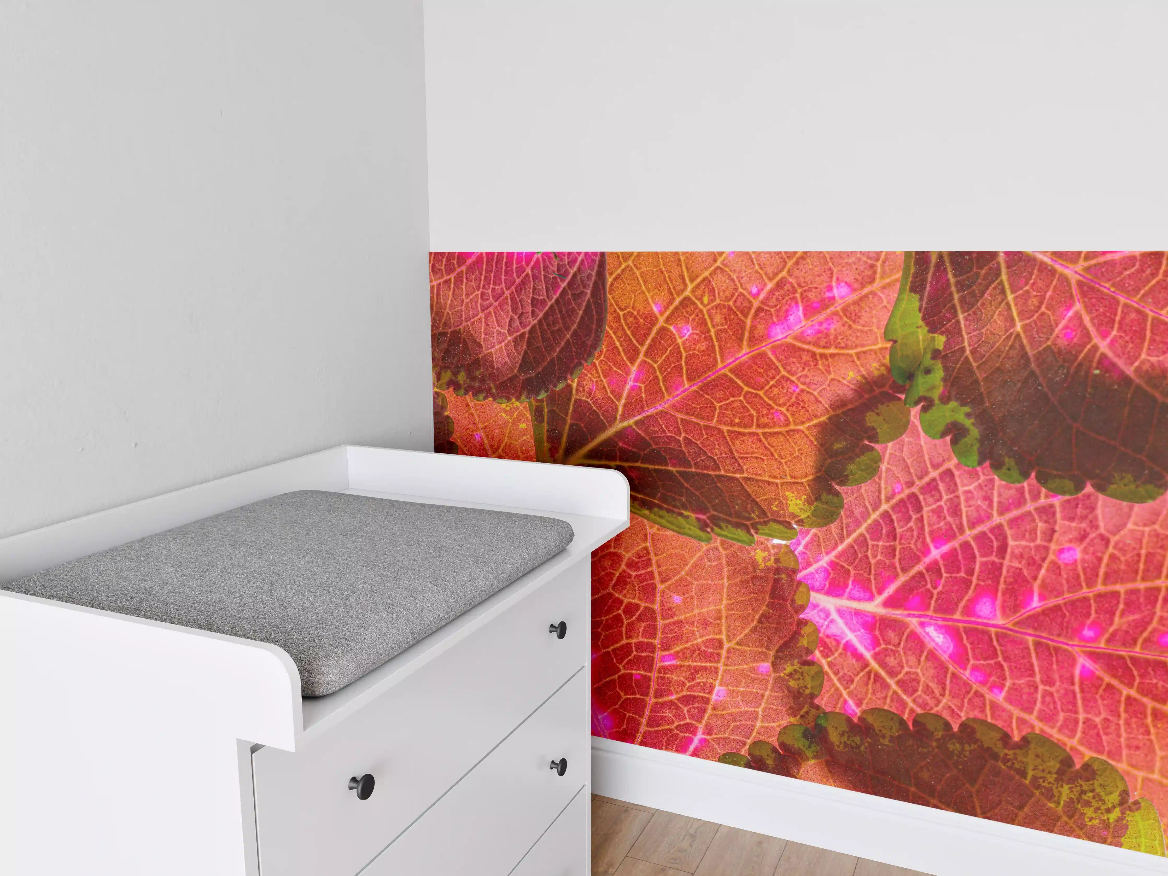 Babyzimmer Wandgestaltung - Rötliche Blätter im Detail