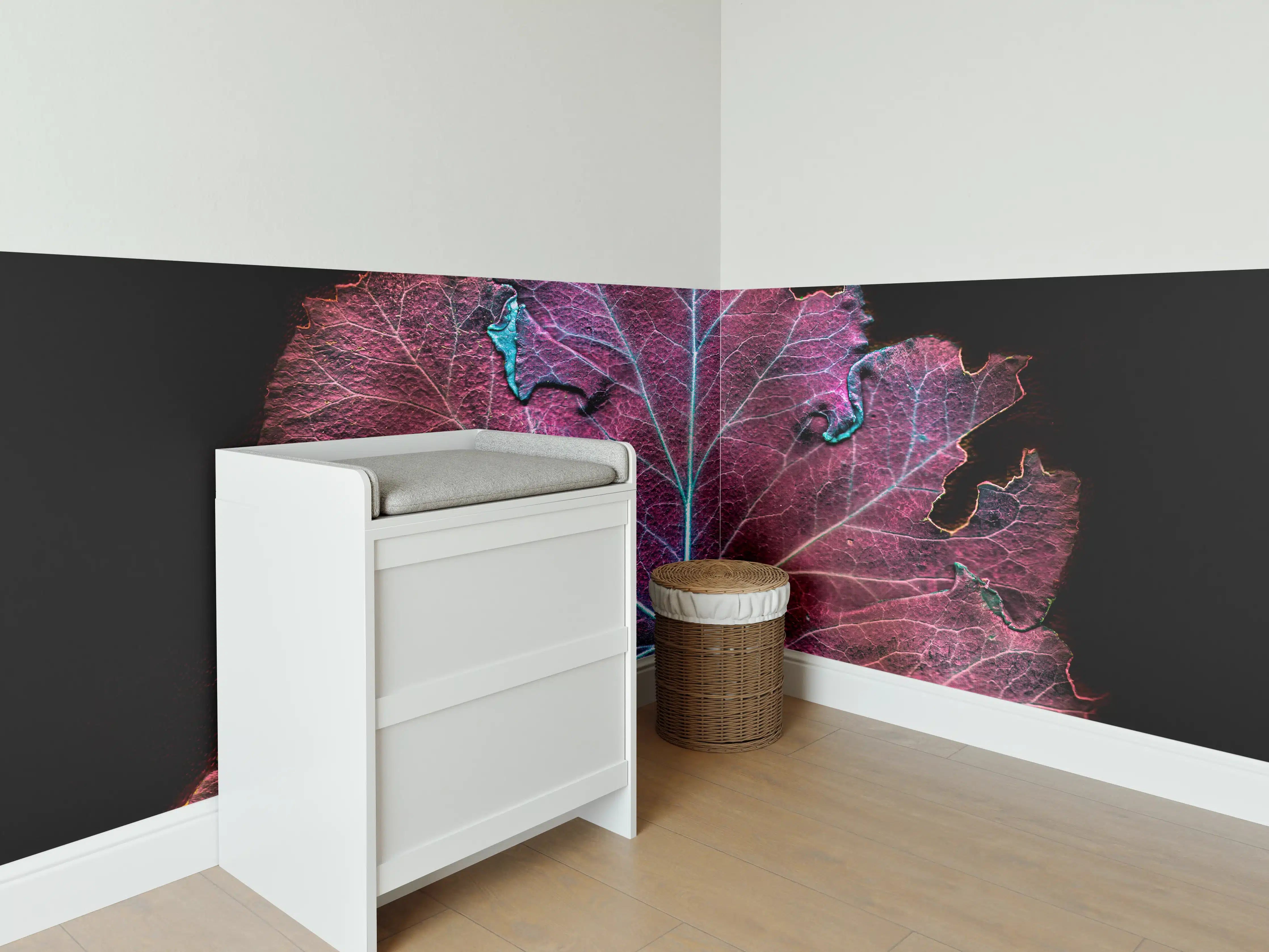 Babyzimmer Wandgestaltung - Rötliches Blatt auf schwarzem Hintergrund