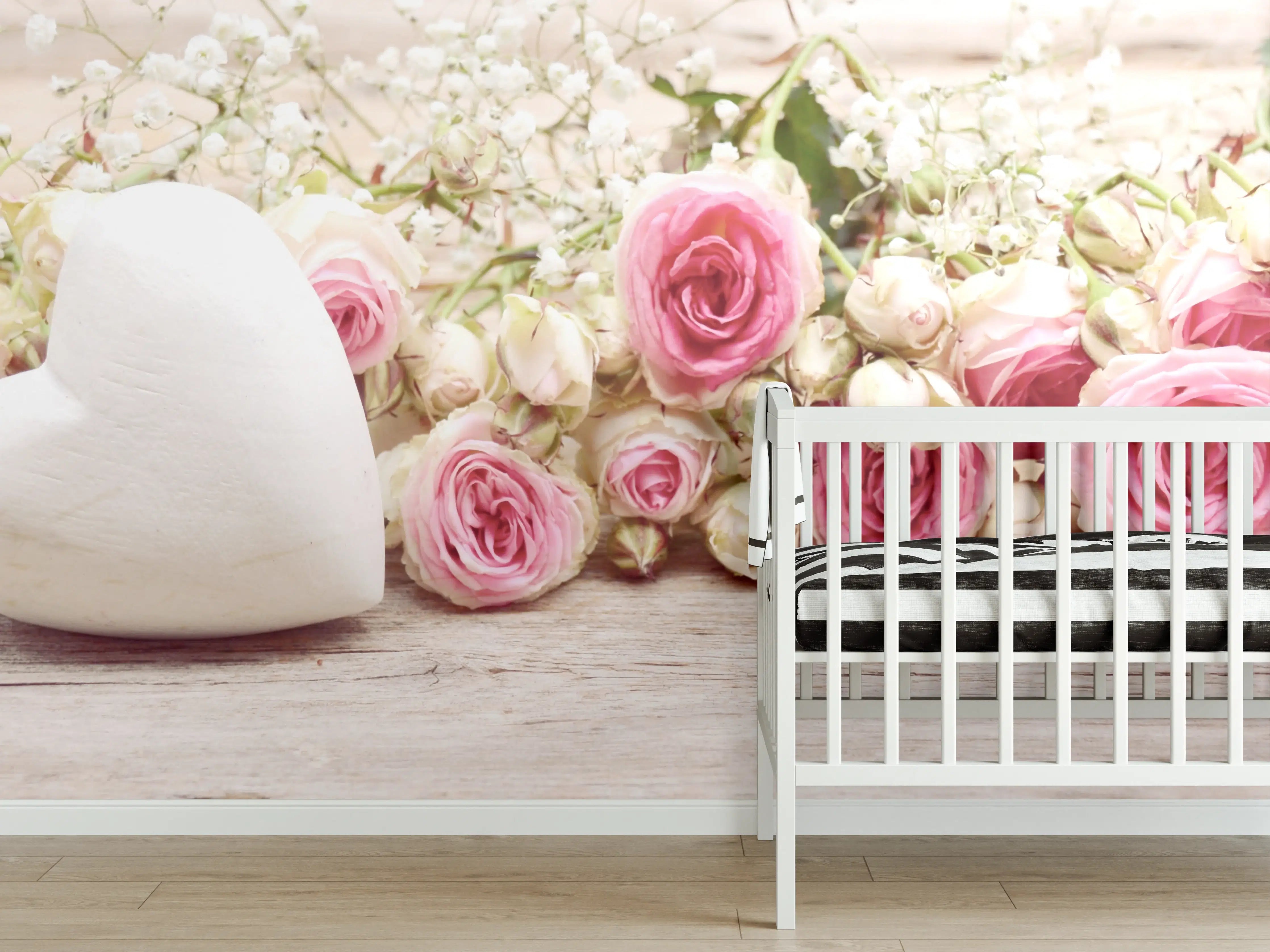 Babyzimmer Wandgestaltung - Romantische Blumen und Herz-Deko
