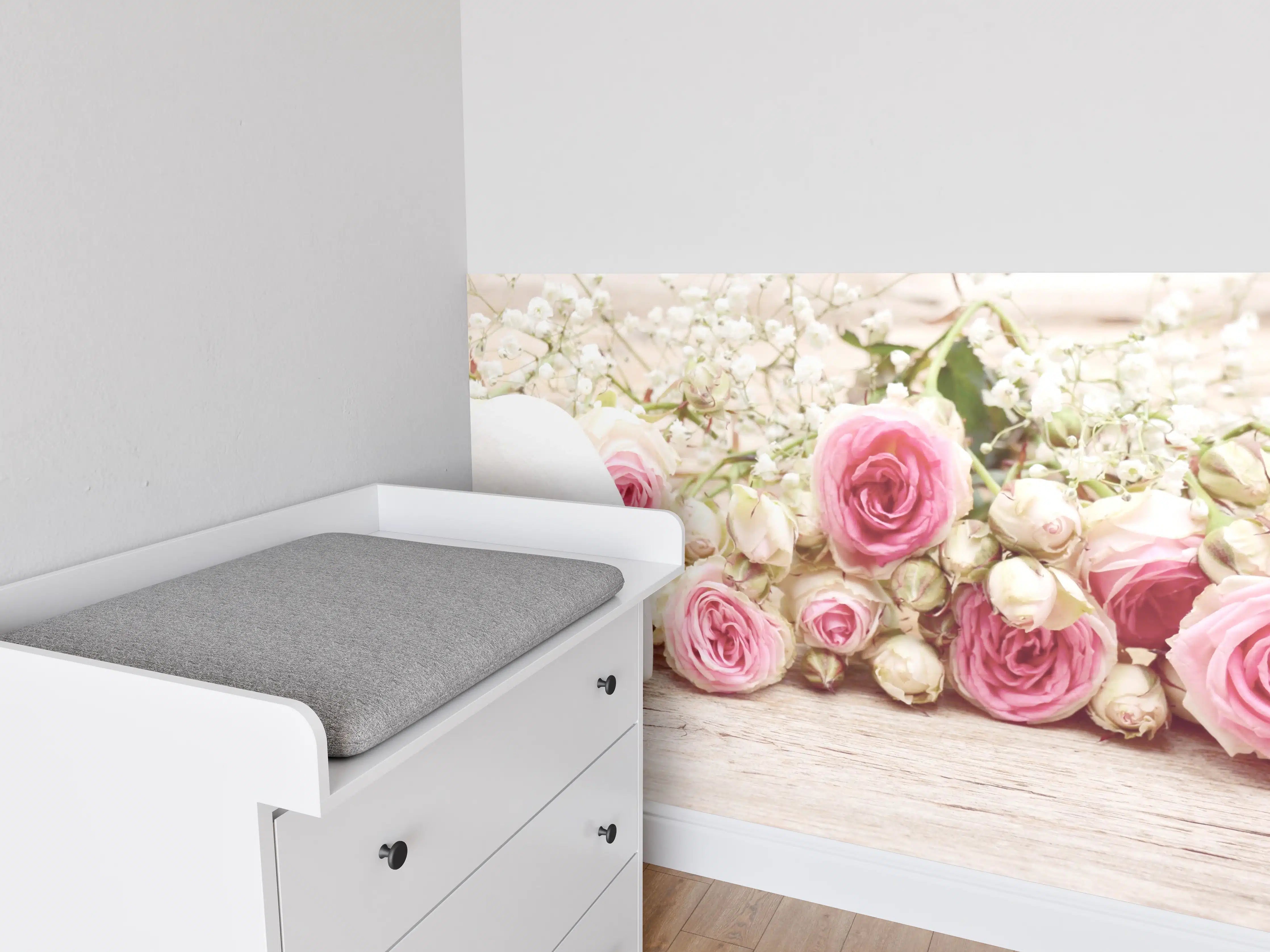 Babyzimmer Wandgestaltung - Romantische Blumen und Herz-Deko