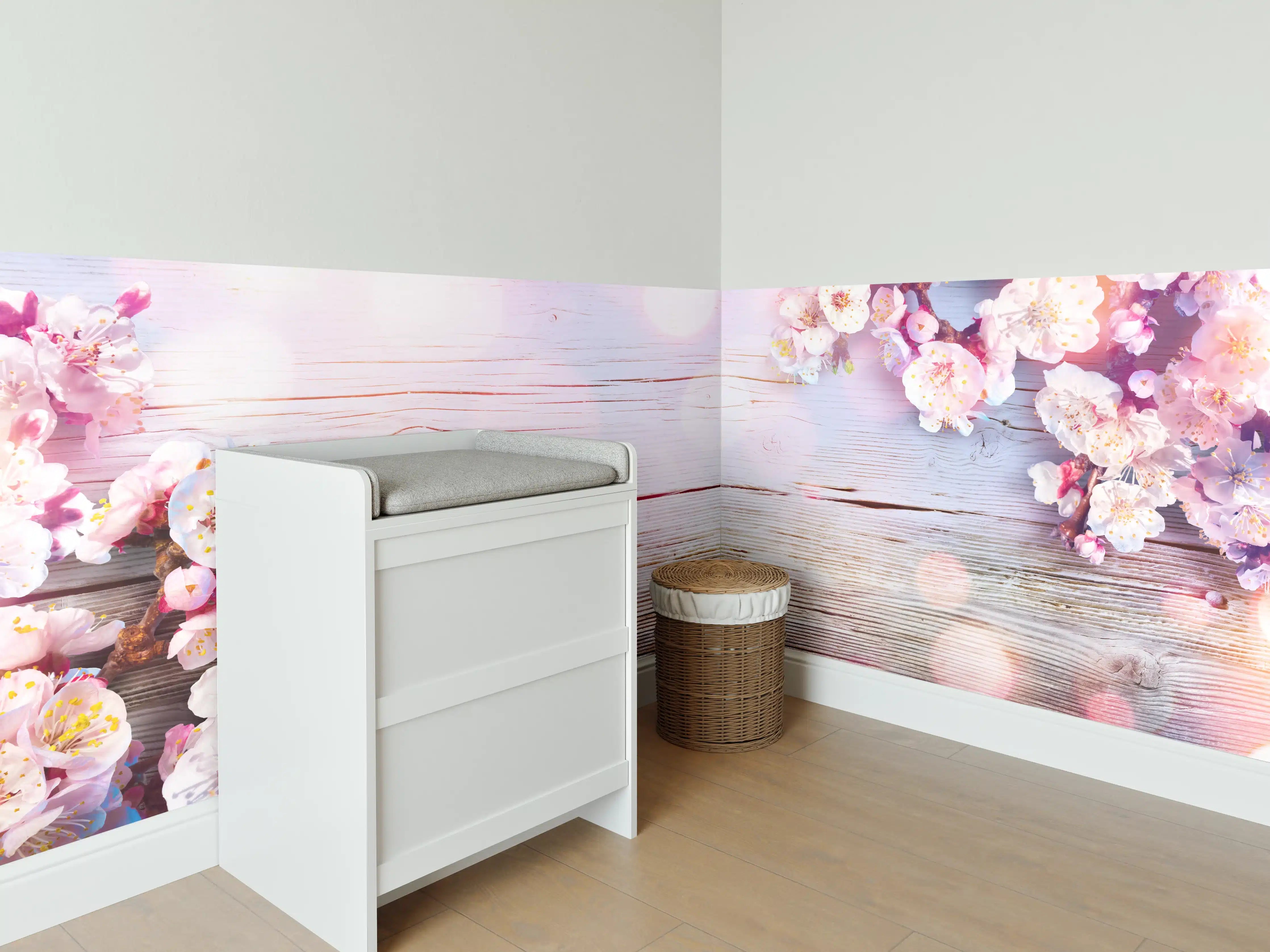 Babyzimmer Wandgestaltung - Rosa Blüten auf Holzplatte